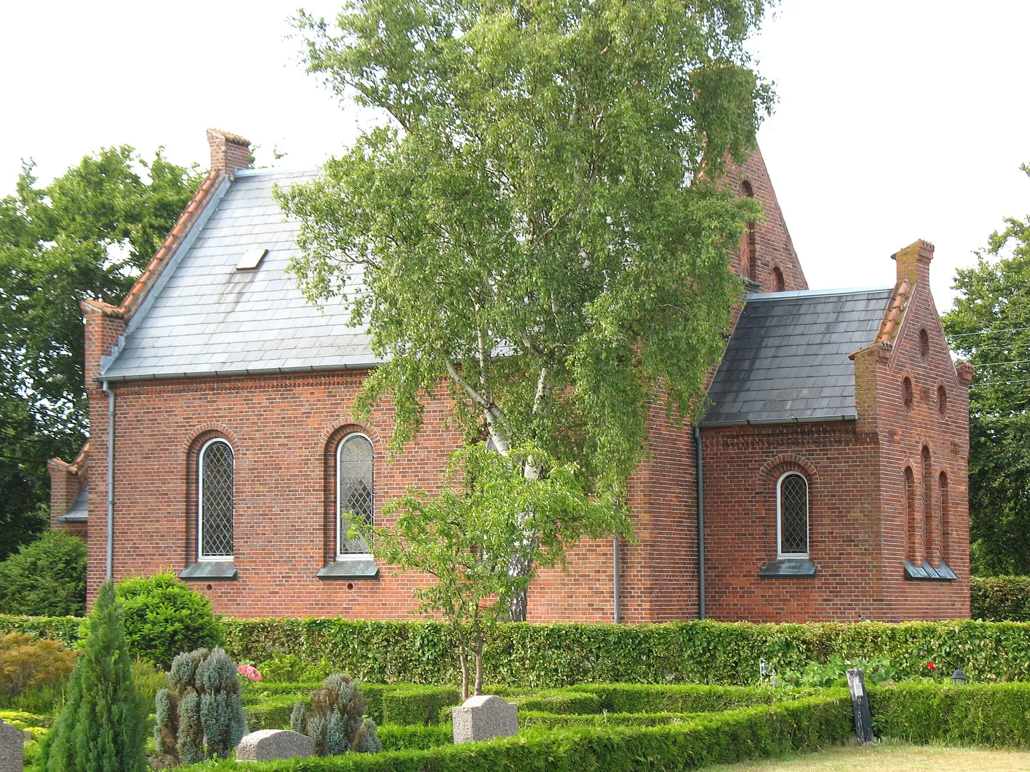 Photo showing: The church "Langø Kirke" is located in the fishing village "Langør". The location is direct west of the town "Nakskov" on the island Lolland in east Denmark.