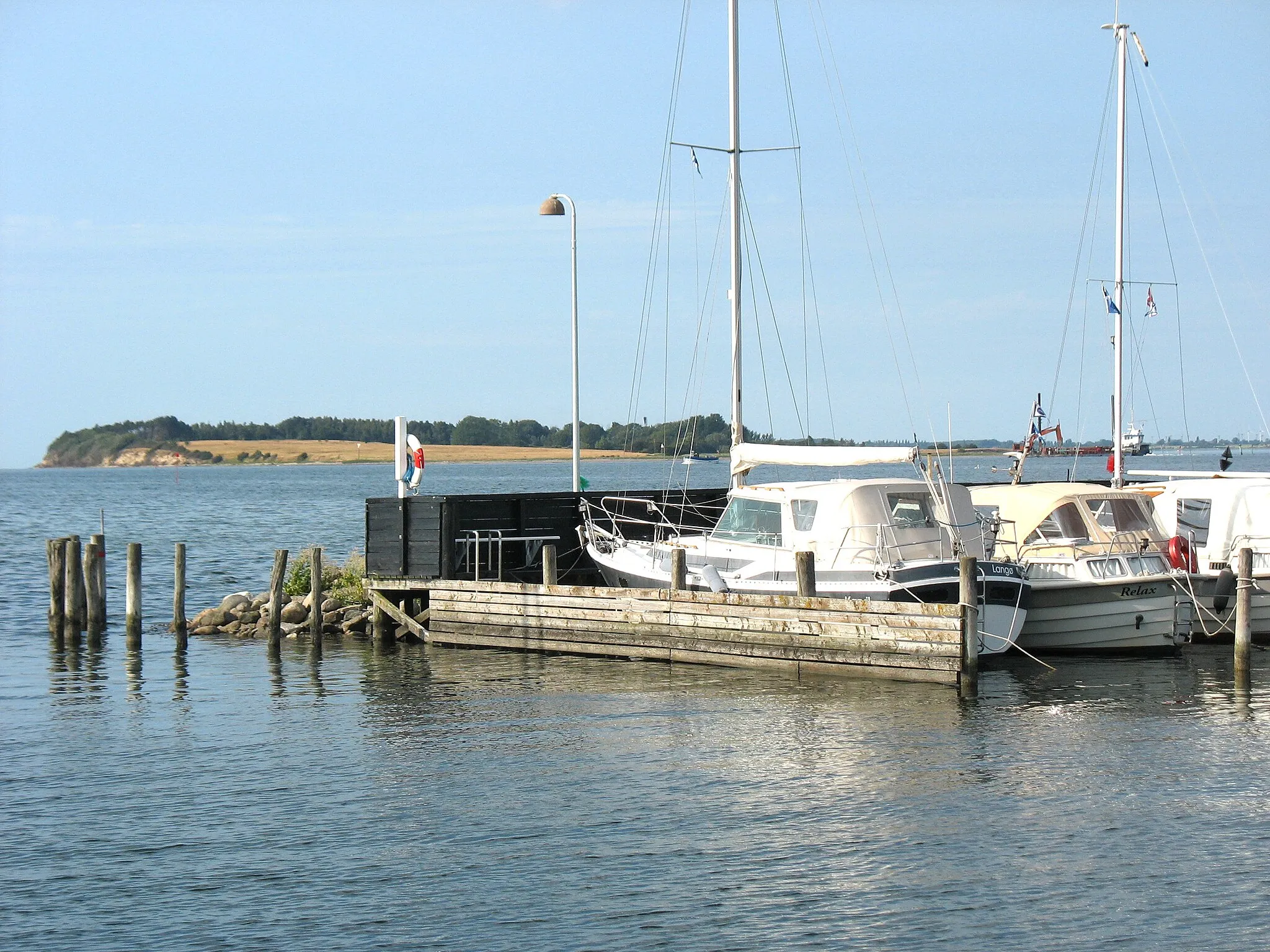 Photo showing: The yacht habour "Langø Lystbådehavn" at the fishing village "Langø" located on the island Lolland im east Denmark.