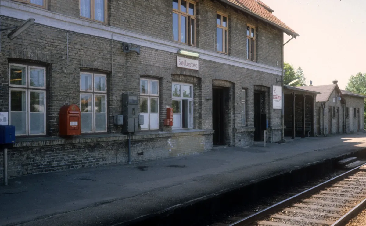 Photo showing: Lollandsbanen (LJ): Bahnhof Søllested am 22. juni 1983.