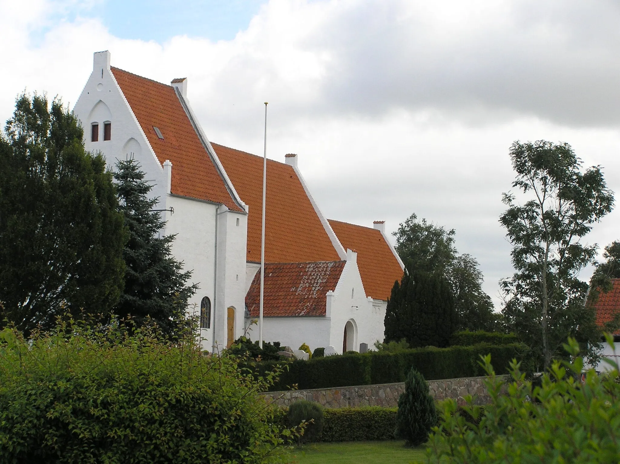 Photo showing: Kirken ligger i vestre udkant af Torkilstrup by og består af romansk kor og skib, opført af kløvet granitsten med kvaderhugne sten på hjørnerne. Det er antagelig den ældste kirke på Falster. I koret og skibet er indbygget sengotiske hvælv med kalkmaleripuds bag hvælvene (fra www.Ifstift).