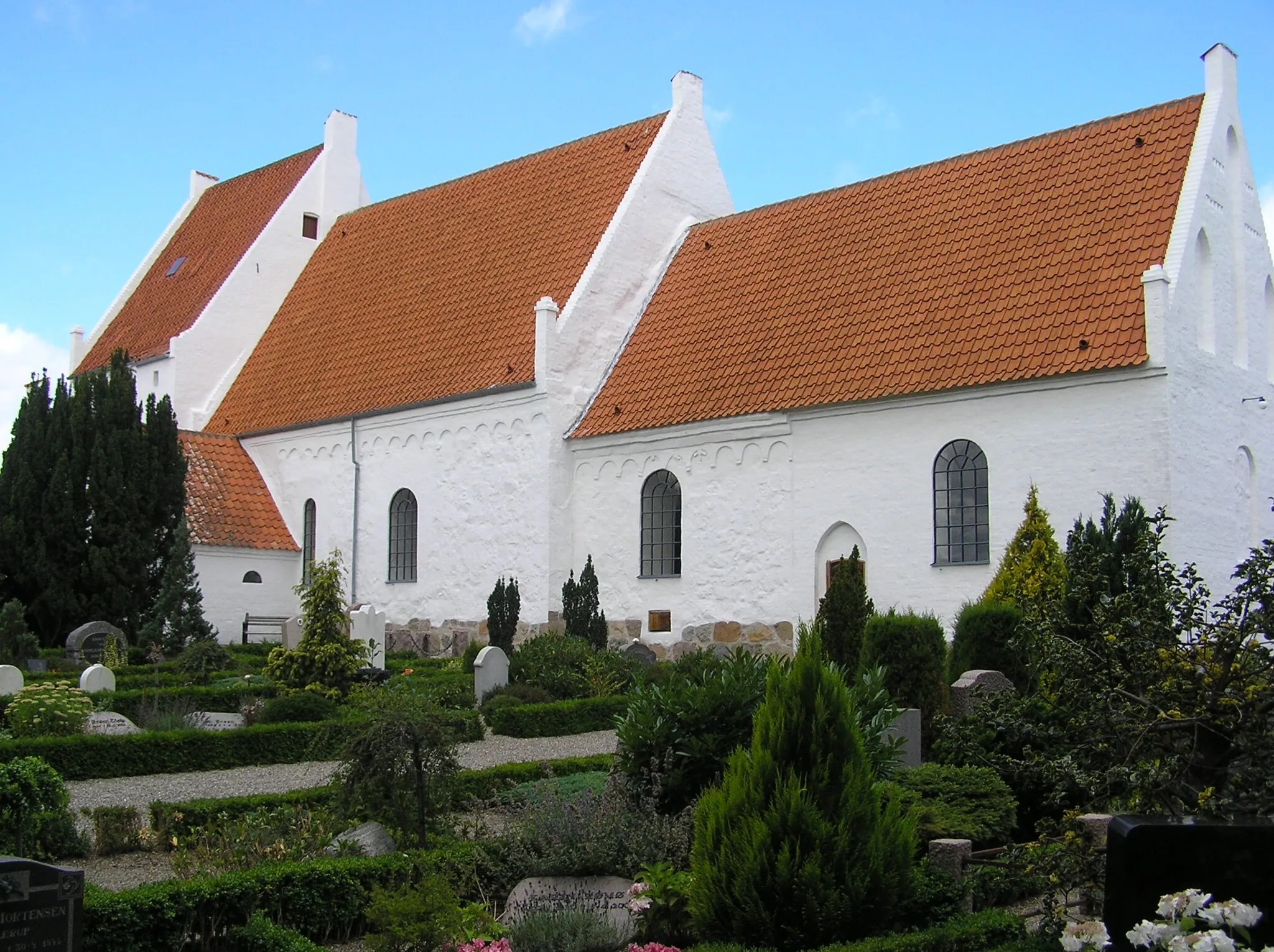 Photo showing: Torkilstrup Kirke har på grund af sin usædvanlige korforlængelse og langstrakte udseende fået tilnavnet "Lange Maren".