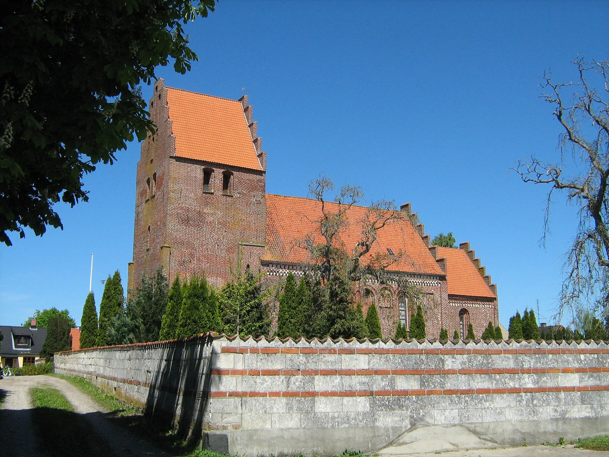 Photo showing: Borre Church on the Danish island of Møn. Brick built in Romanesque style.