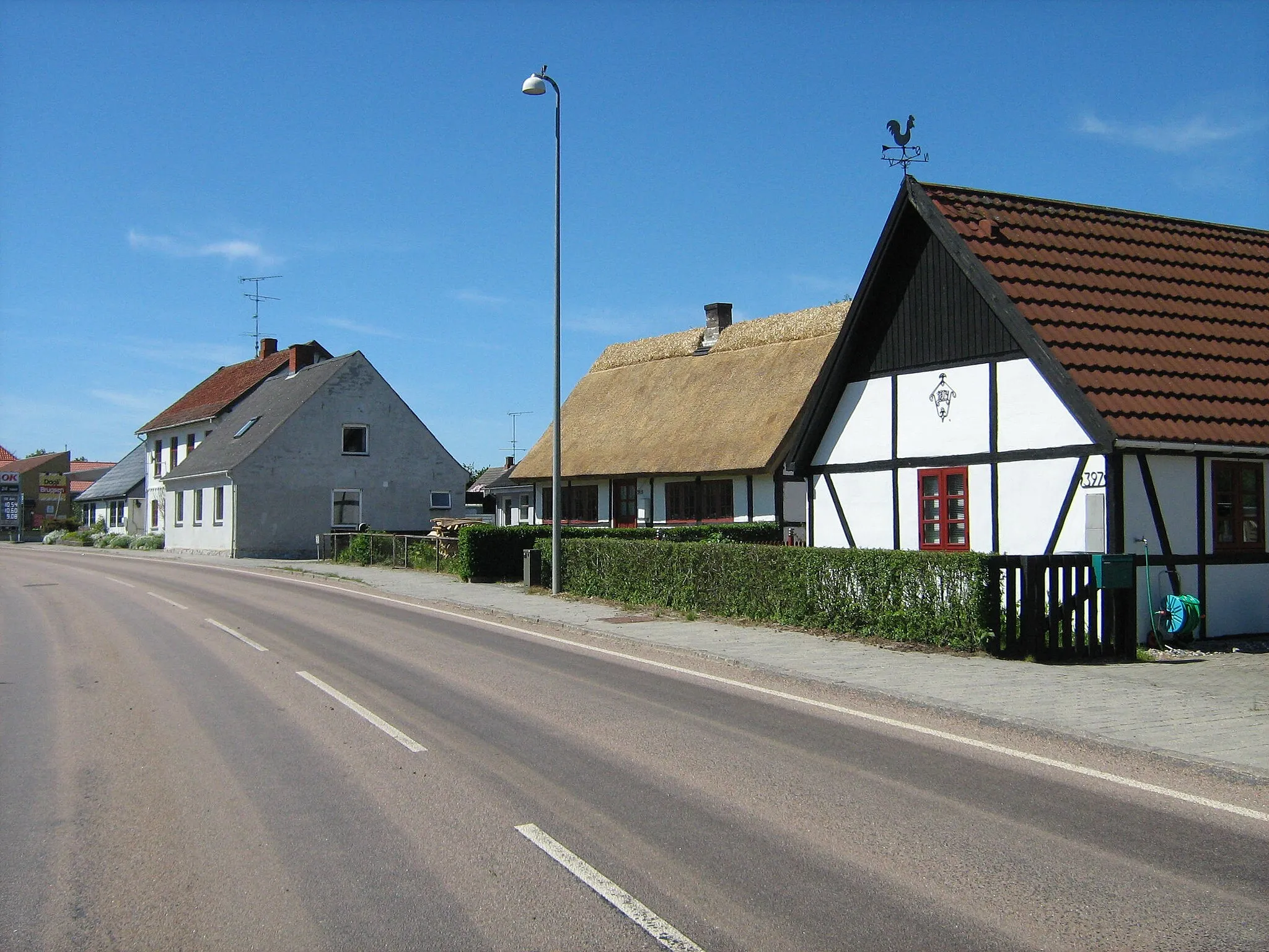 Photo showing: Borre, a village on the island of Møn in eastern Denmark. Entering the village from the east.