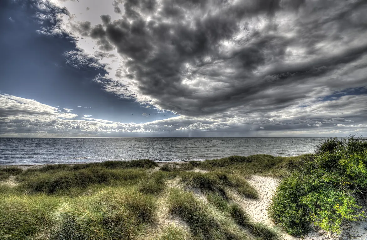 Photo showing: Mar Baltico in un giorno nuovoloso.