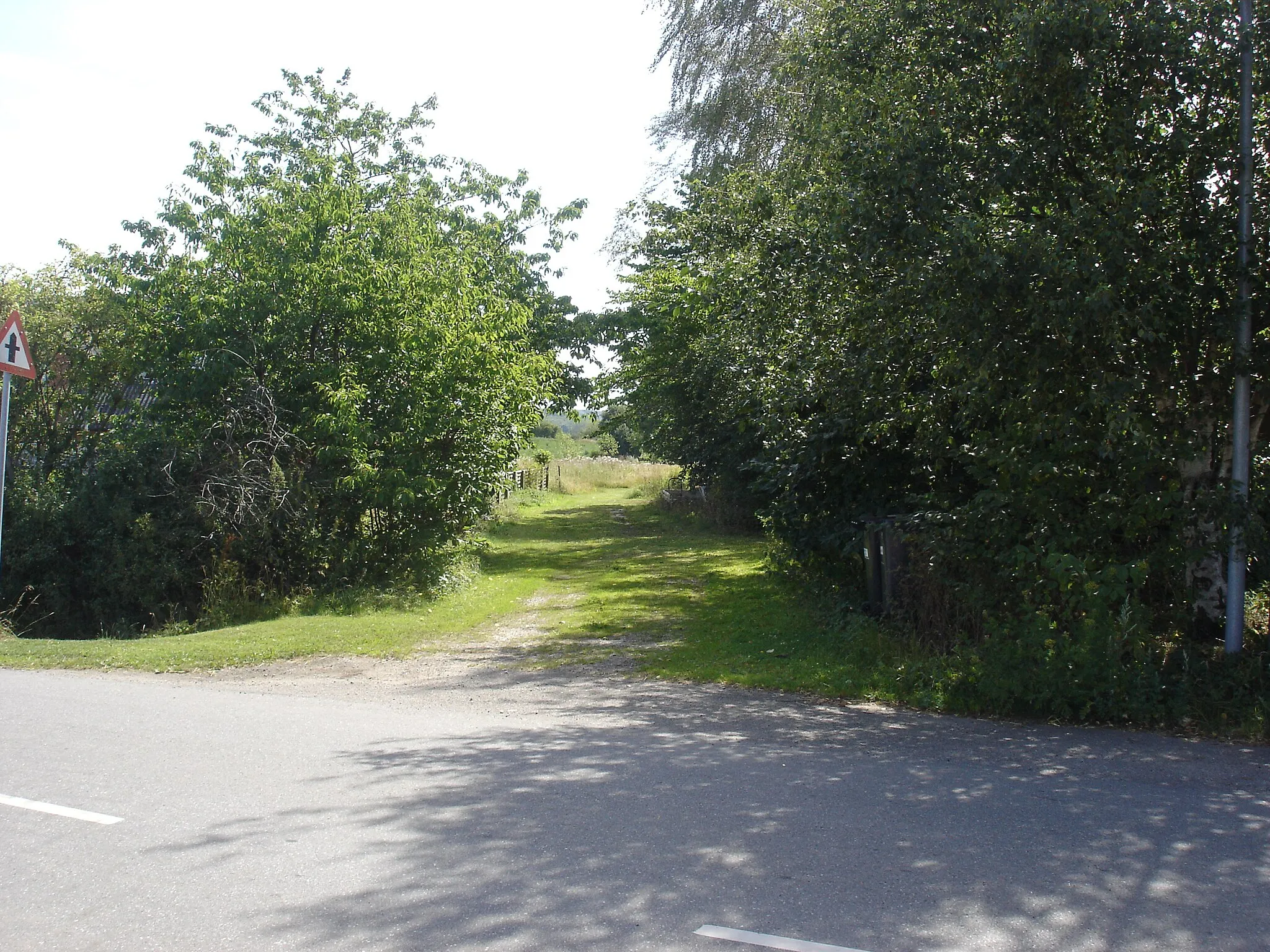 Photo showing: Ø for BrandelevStationsvej er et lille stykke af Mernbanens tracé bevaret som indkørsel
