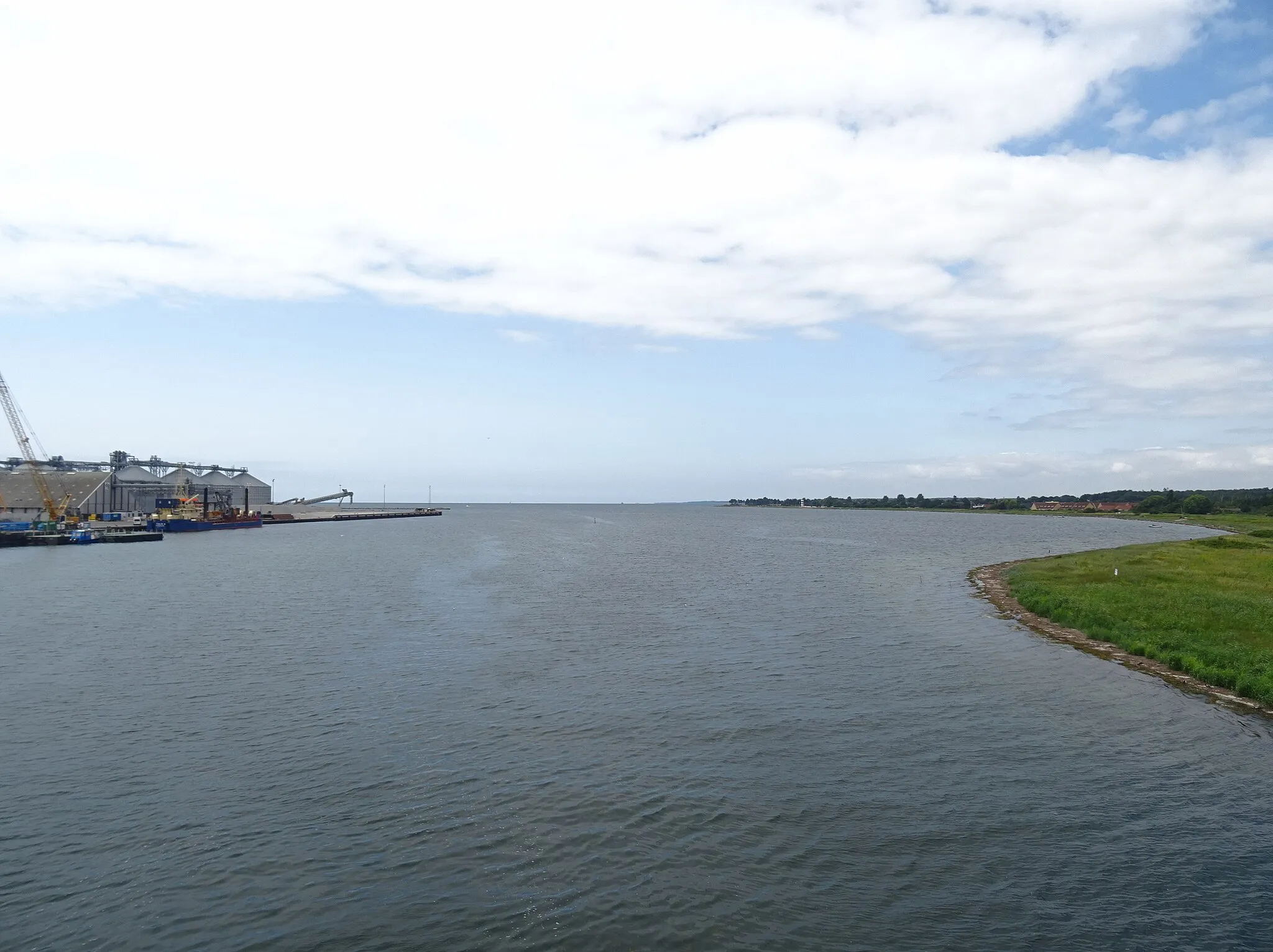 Photo showing: The strait Masnedsund between Masnedø and Sjælland in Denmark seen from the Masnedsund Bridge.