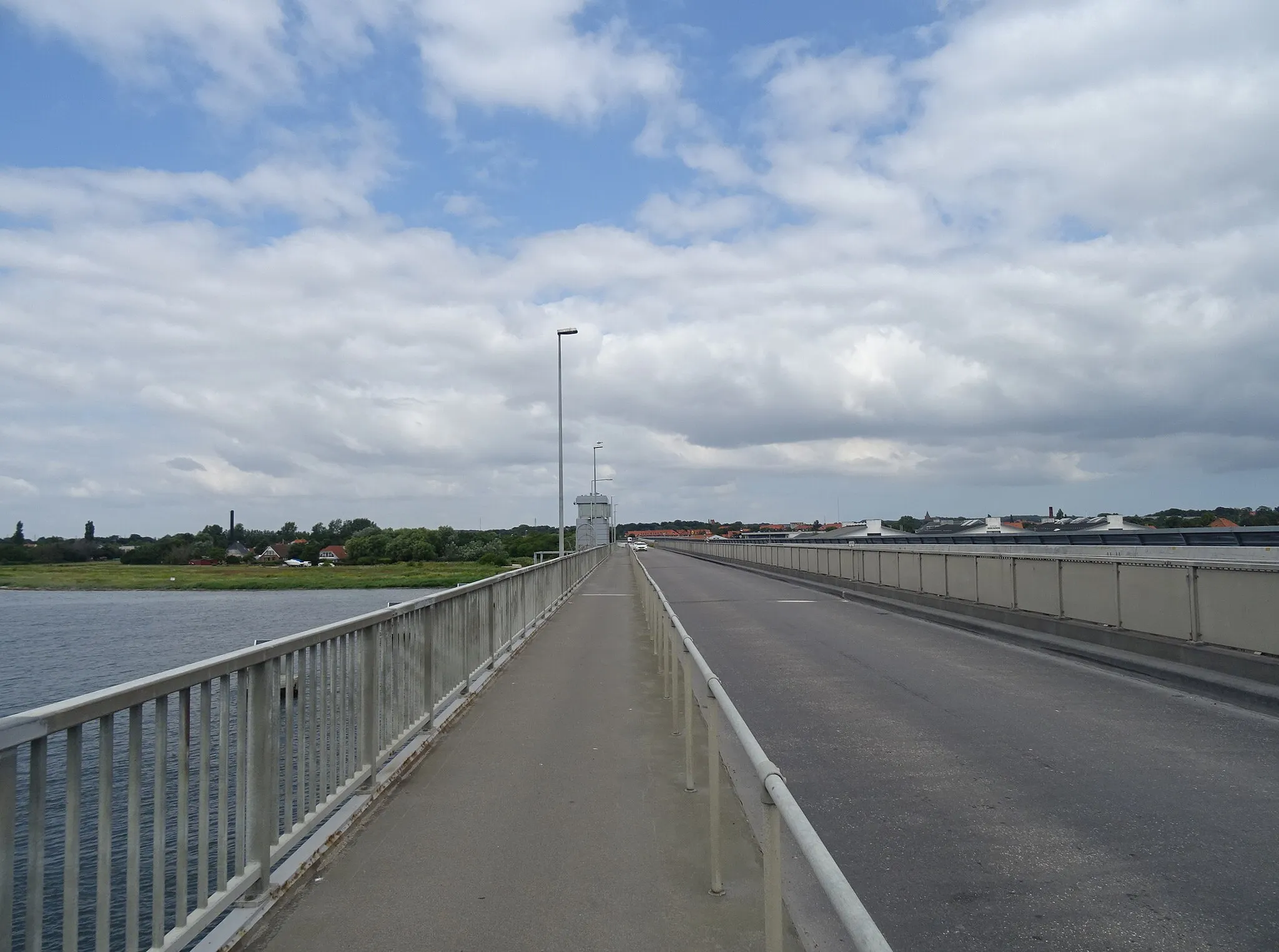 Photo showing: The Masnedsund Bridge between Masnedø and Sjælland in Denmark. The combined sidewalk and cycle lane is a part of the national cycling route 7 while the road is a part of the secondary route 153.