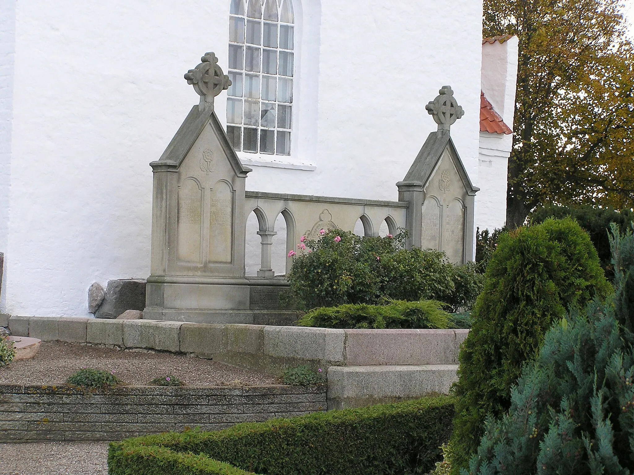 Photo showing: Kastrup Kirke, Vordingborg
I 1774 kom Kastrup Kirke under hovedgården Rosenfeldt og var i dennes eje indtil 1960. Ved tårnet er der gravminder fra familien Oxholm fra Rosenfeldt
