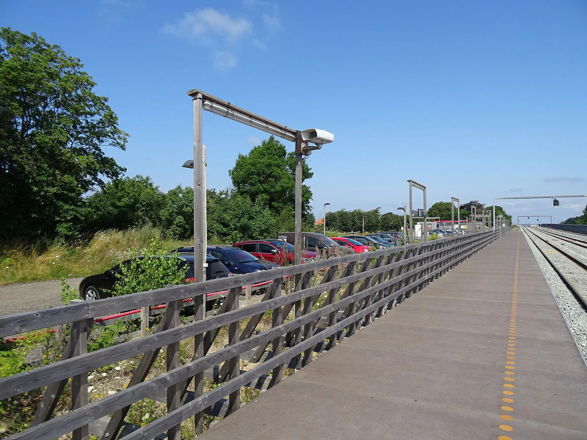 Photo showing: The platform at the temporary Orehoved Station on Falster in Denmark. The station was used as a transferpoint to buses several times while the railway to Rødby was being rebuild.