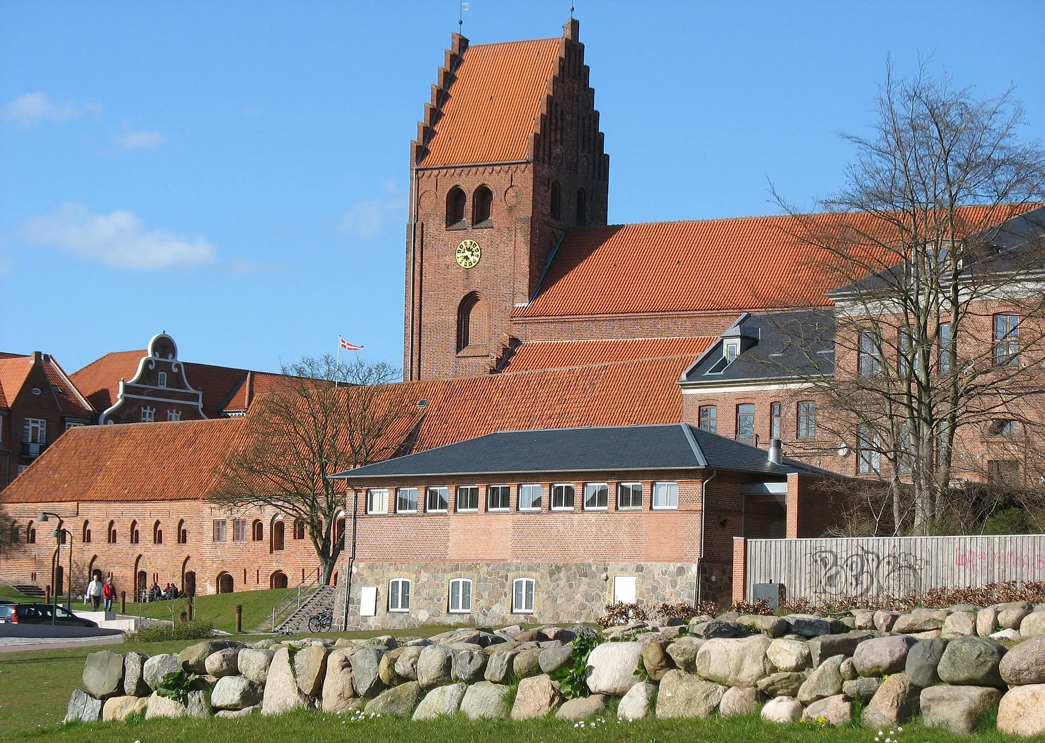 Photo showing: Skt. Peders Kirke - Næstved. Boderne foran kirken til venstre.