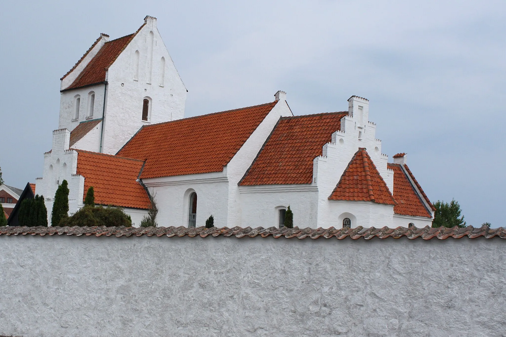 Photo showing: Ulstrup Kirke, hvis loft var ammunitionslager under Englandskrigen 1807-1814