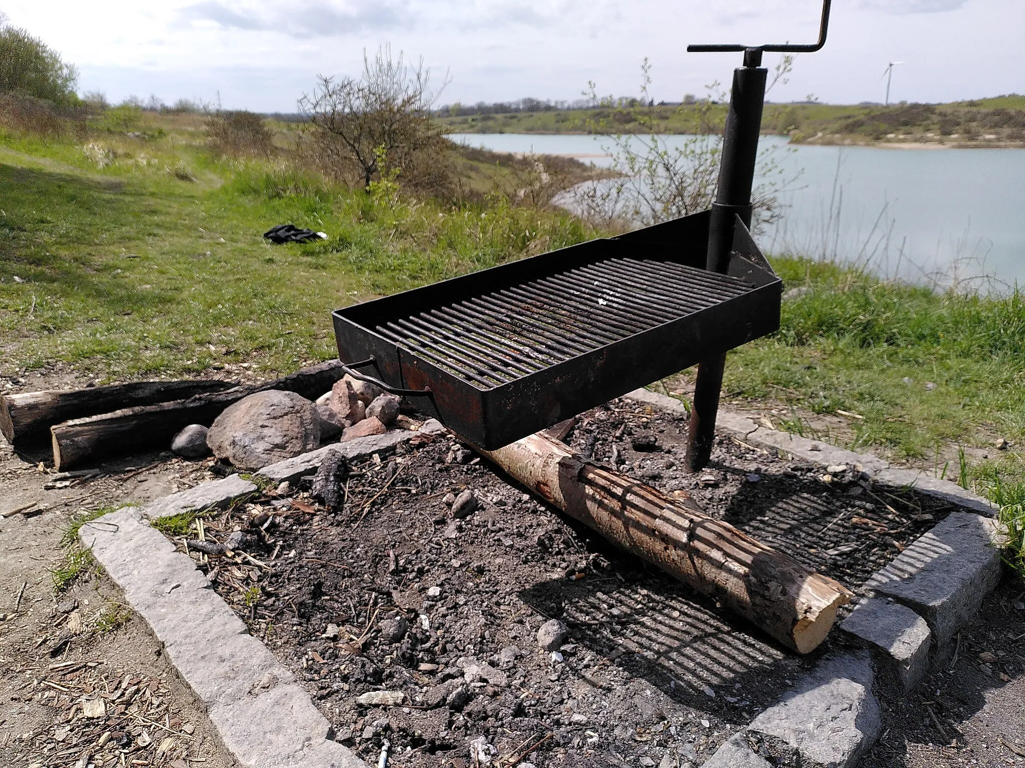 Photo showing: Type of firepit with swivel grate