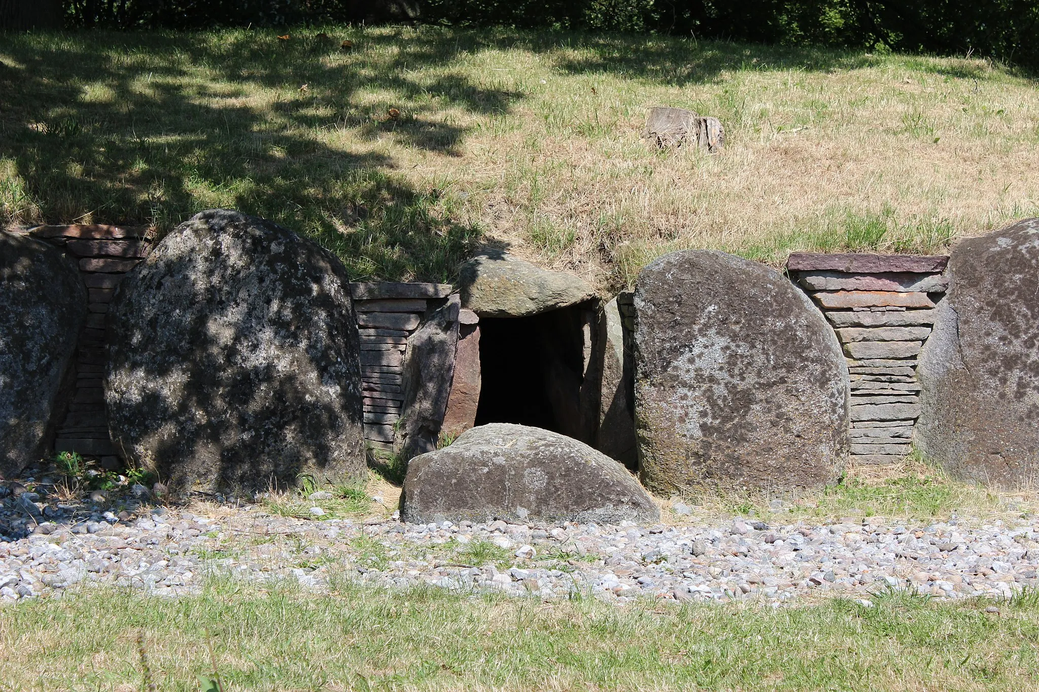 Photo showing: Entrance to Kong Svends Høj (King Sweyn's Mound). Western Lolland, Denmark
