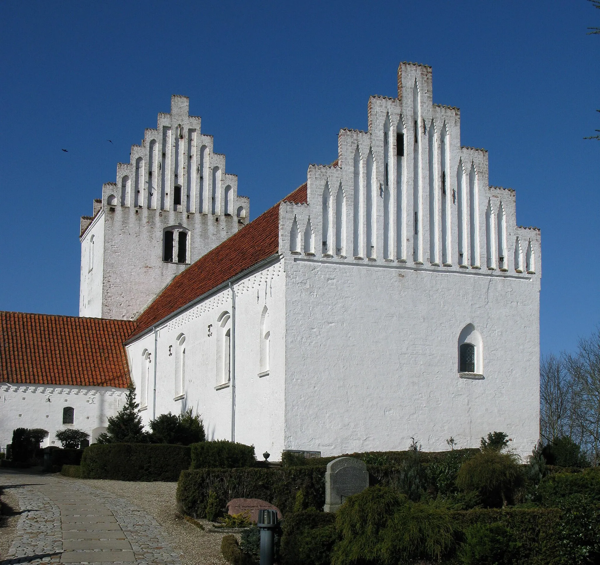 Photo showing: Beskåret og konverteret version af File:Kundby kirke set fra øst.png af B Askholm