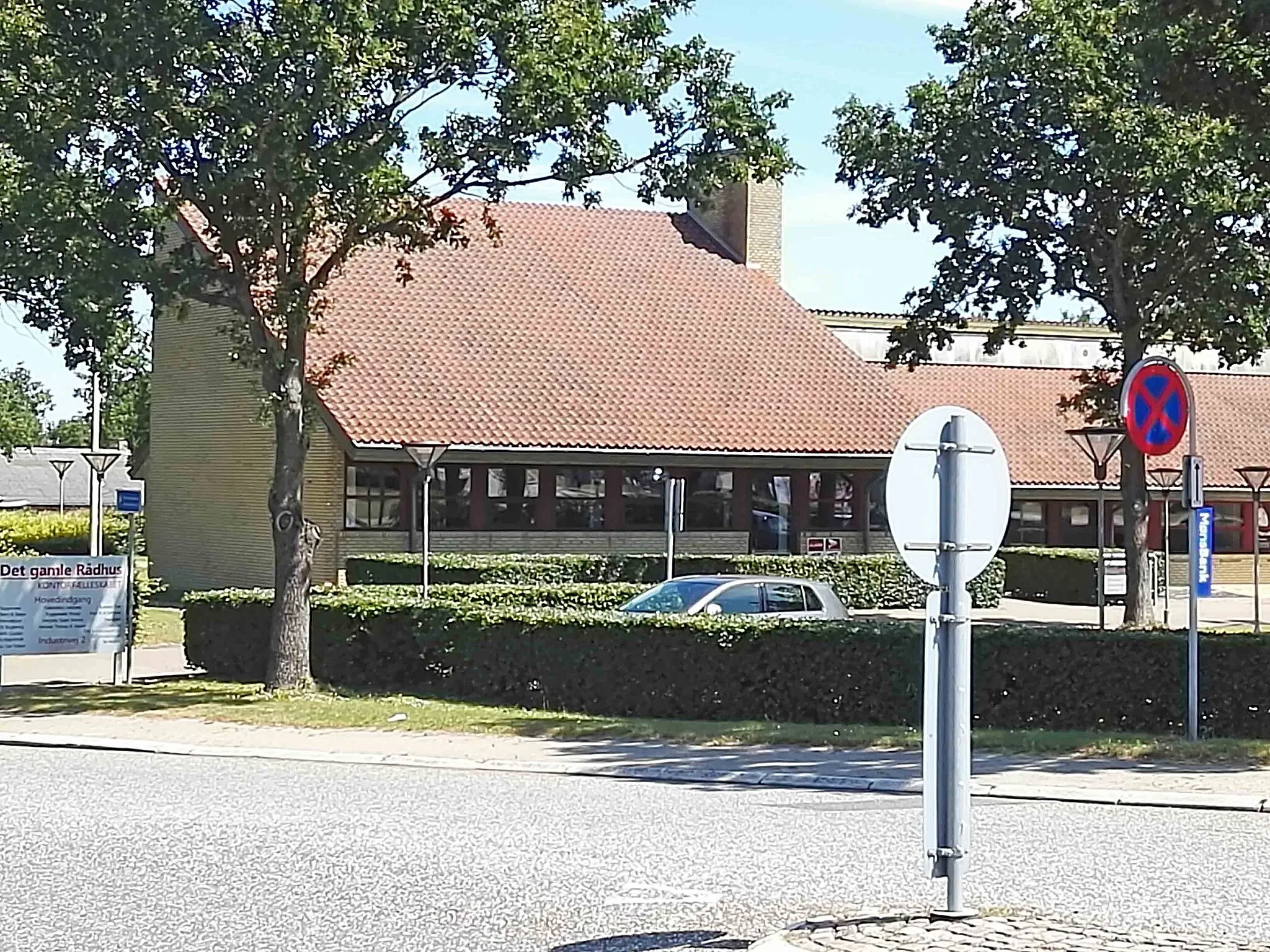 Photo showing: Den tidligere Rønnede Kommunes rådhus på Københavnsvej 69 i Rønnede, nu kontorhotel