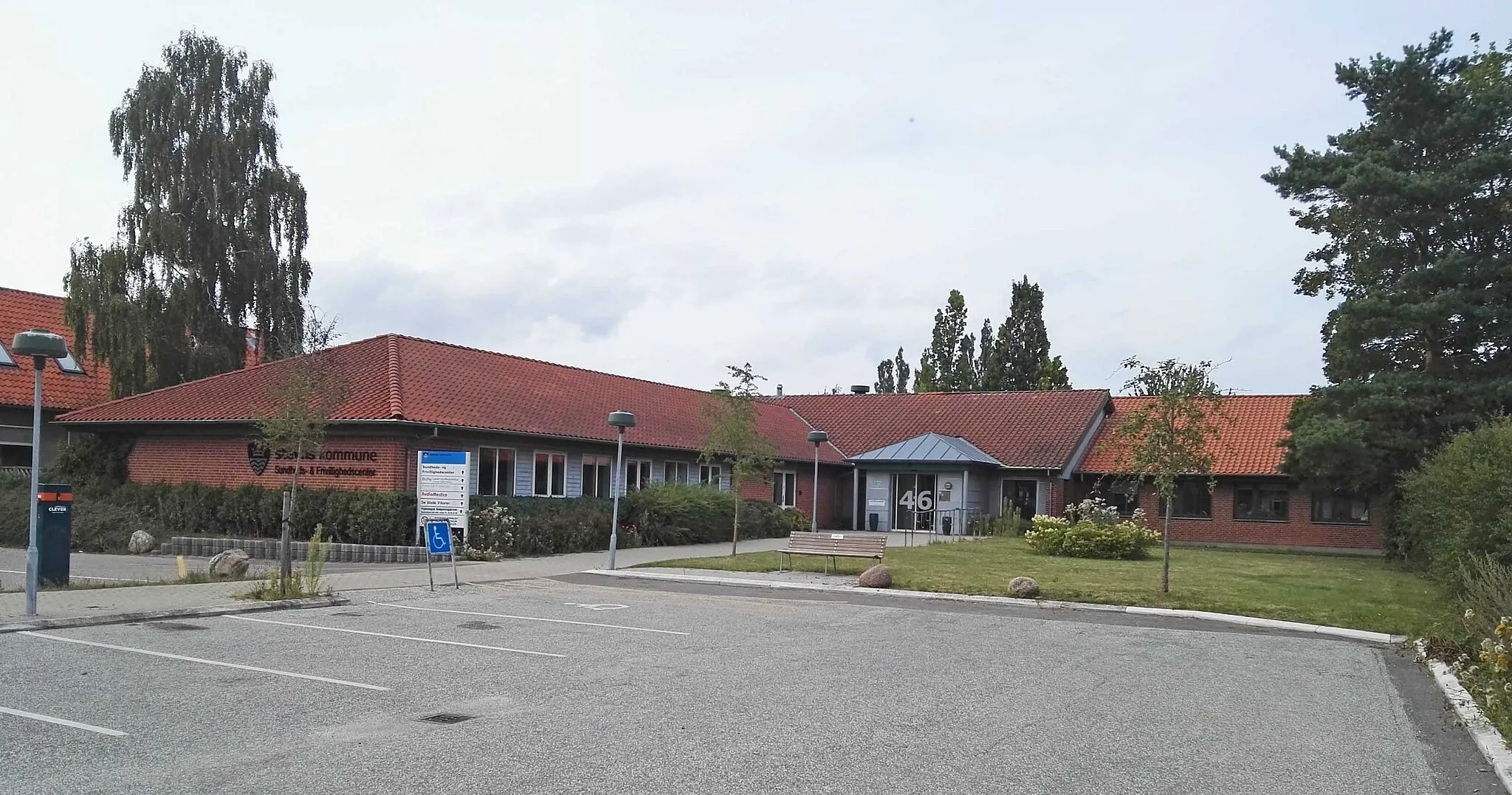 Photo showing: Vallø Kommunes rådhus på Hovedgaden 40 i Hårlev, nu Sundheds- og Frivilligcenter i Stevns Kommune