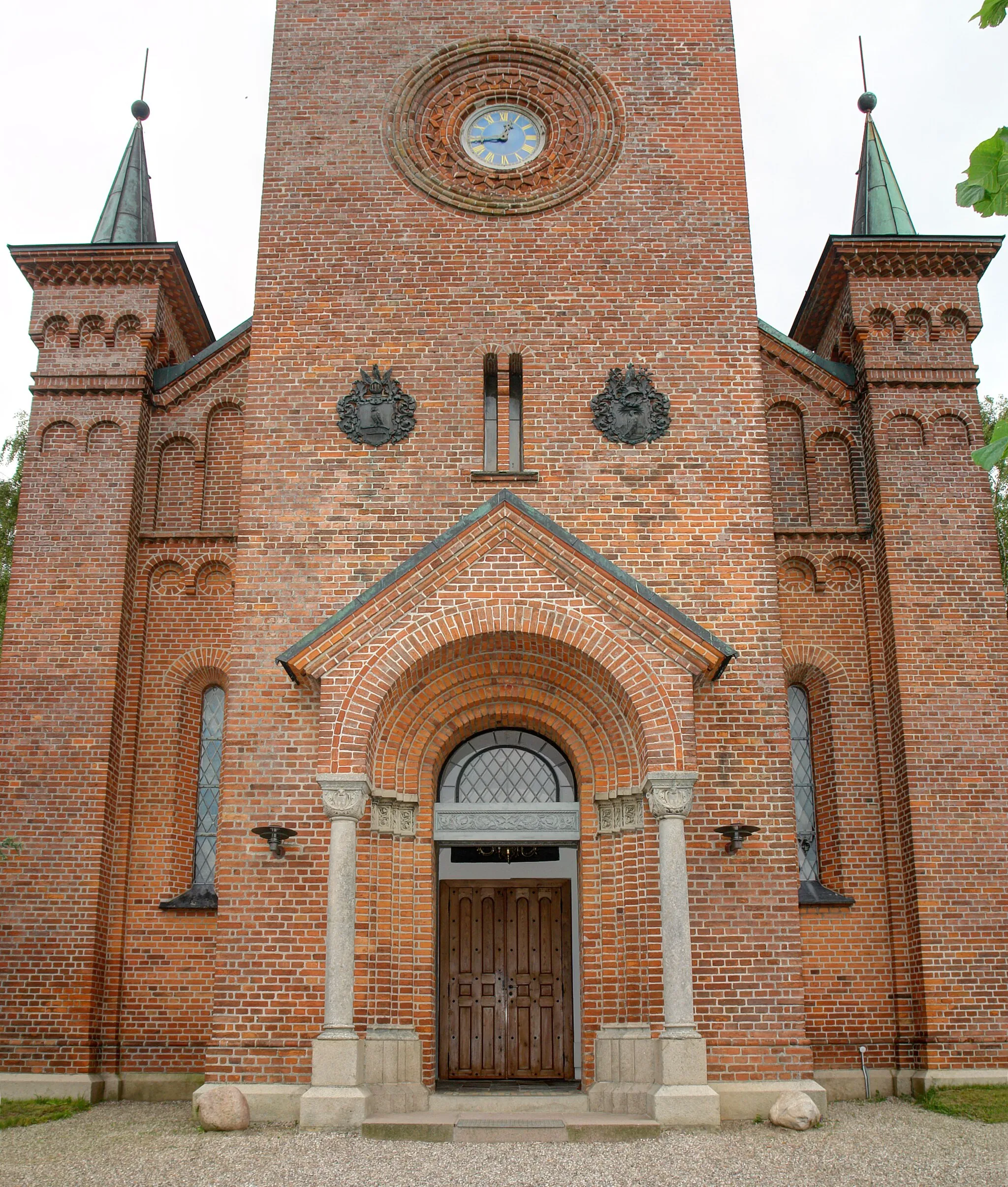 Photo showing: Kirche von Ugerløse, Dänemark (West-Seeland). Romanische Backsteinbau von 1876. Portal