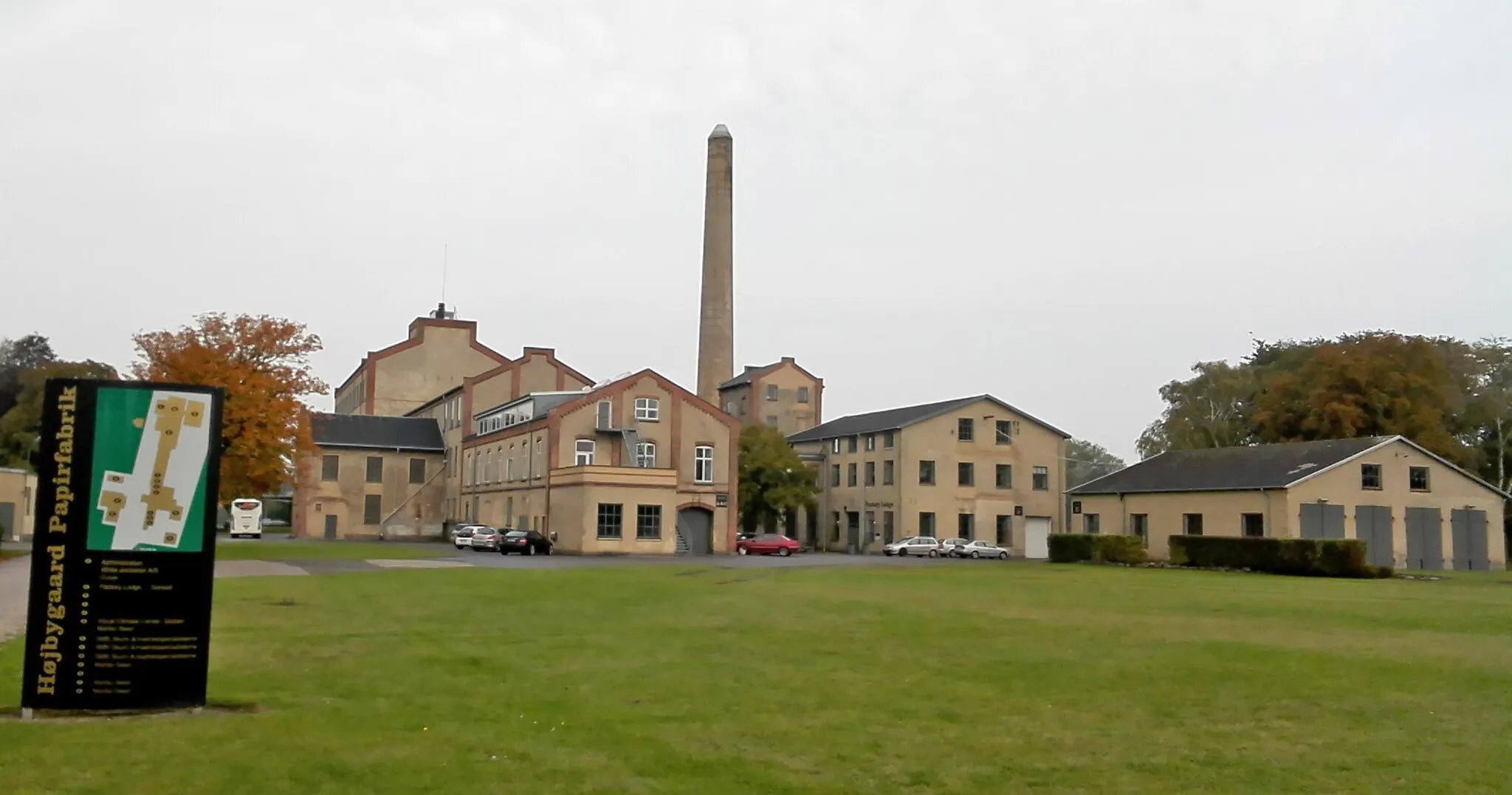 Photo showing: Højbygaard Papirfabrik ved Holeby. Oprindeligt sukkerfabrik, nu erhvervspark med bl.a. Hotel Factory Lodge.