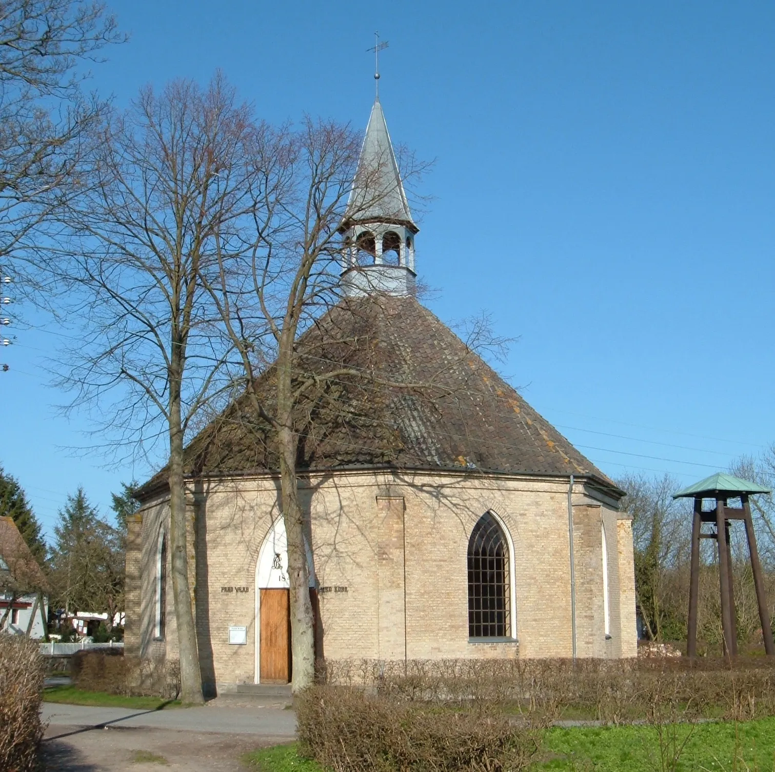 Photo showing: Church in village of Nyord, on island of Nyord, near Møn, Denmark. The church is octaginal and was constructed in  1846. Taken by contributor, spring 2006.