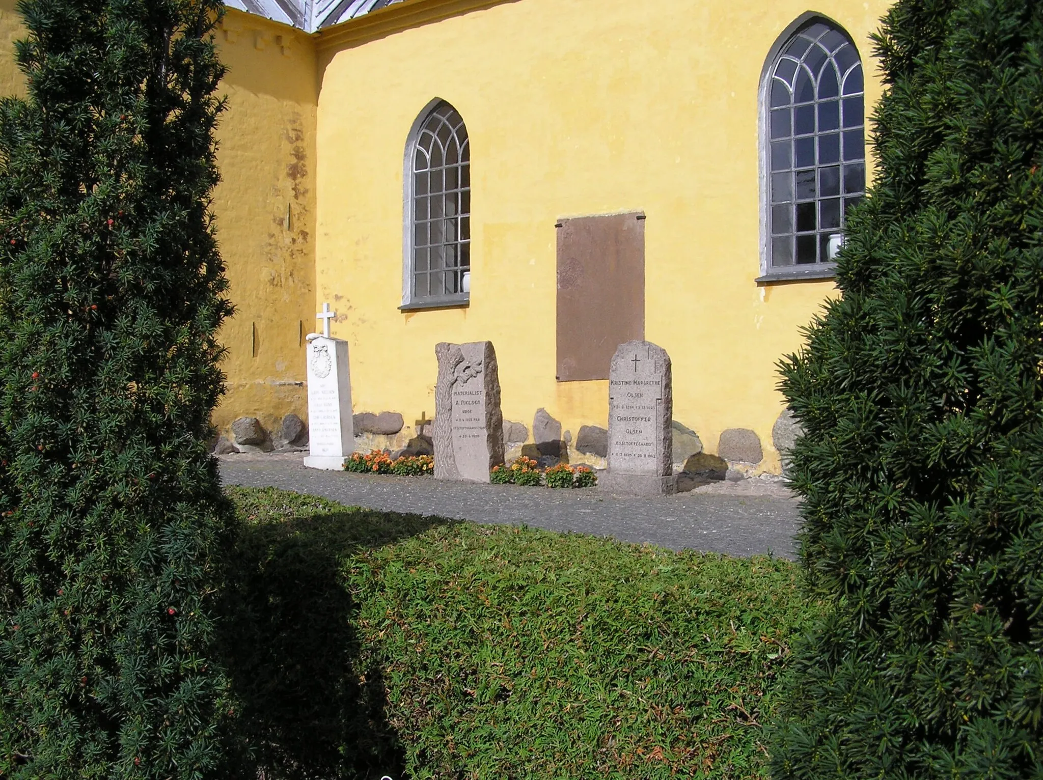 Photo showing: Gravsten uden for Højelse Kirke, Ll. Skensved.
