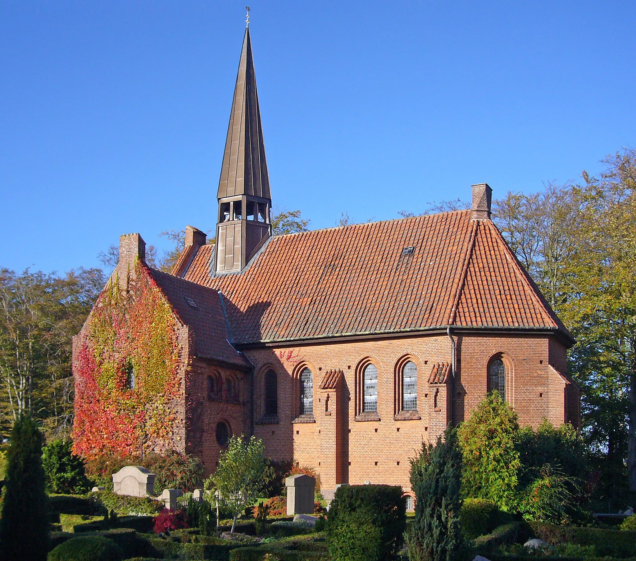 Photo showing: Vor Frue Kirke in Vor Frue, Roskilde, Denmark

Exterior