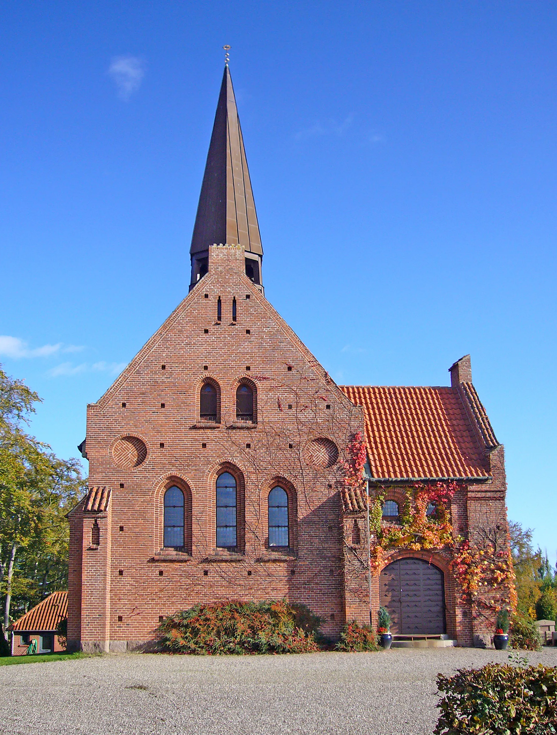 Photo showing: Vor Frue Kirke in Vor Frue, Roskilde, Denmark

Exterior