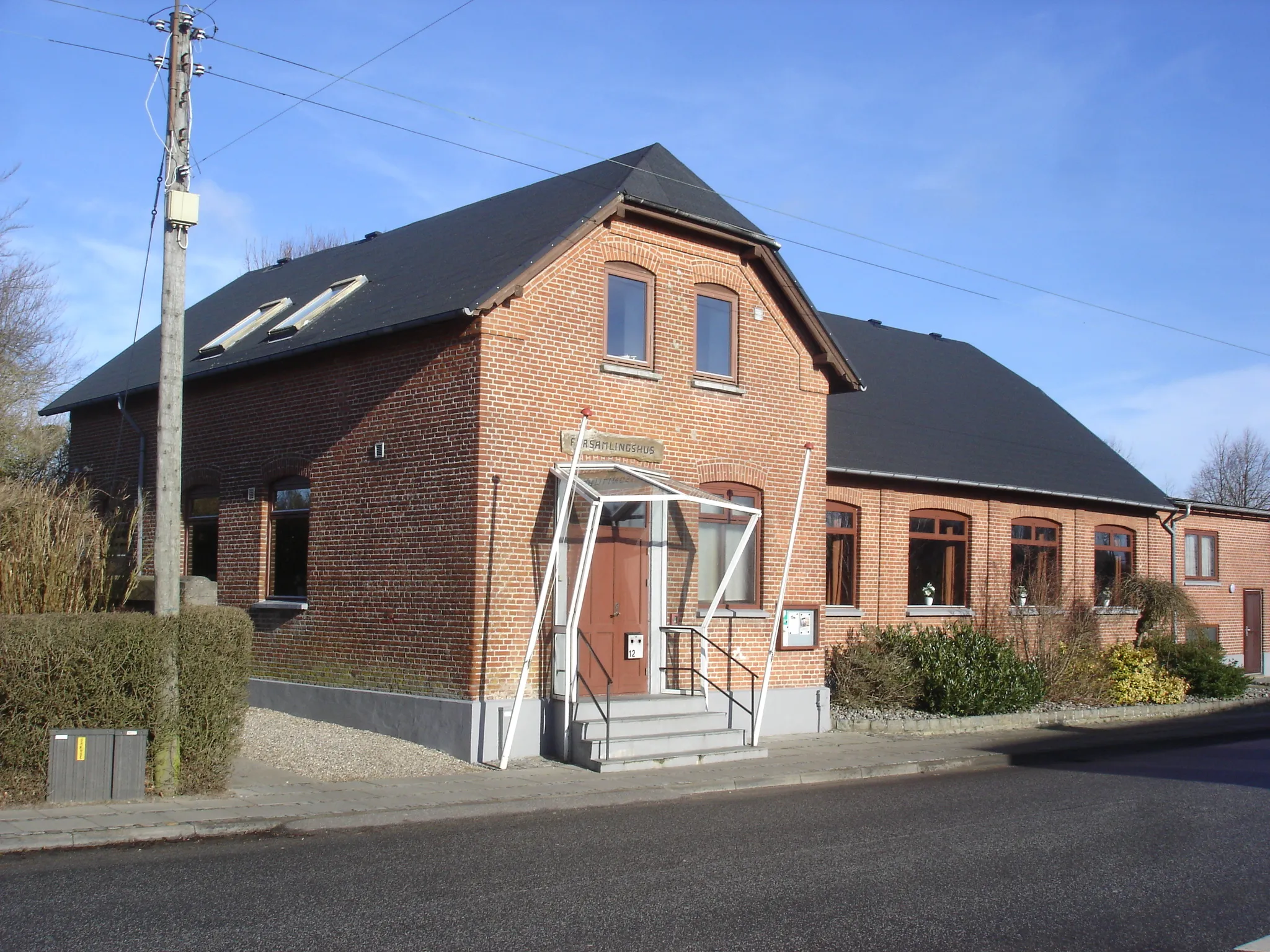 Photo showing: Almind Forsamlingshus fra sydvest