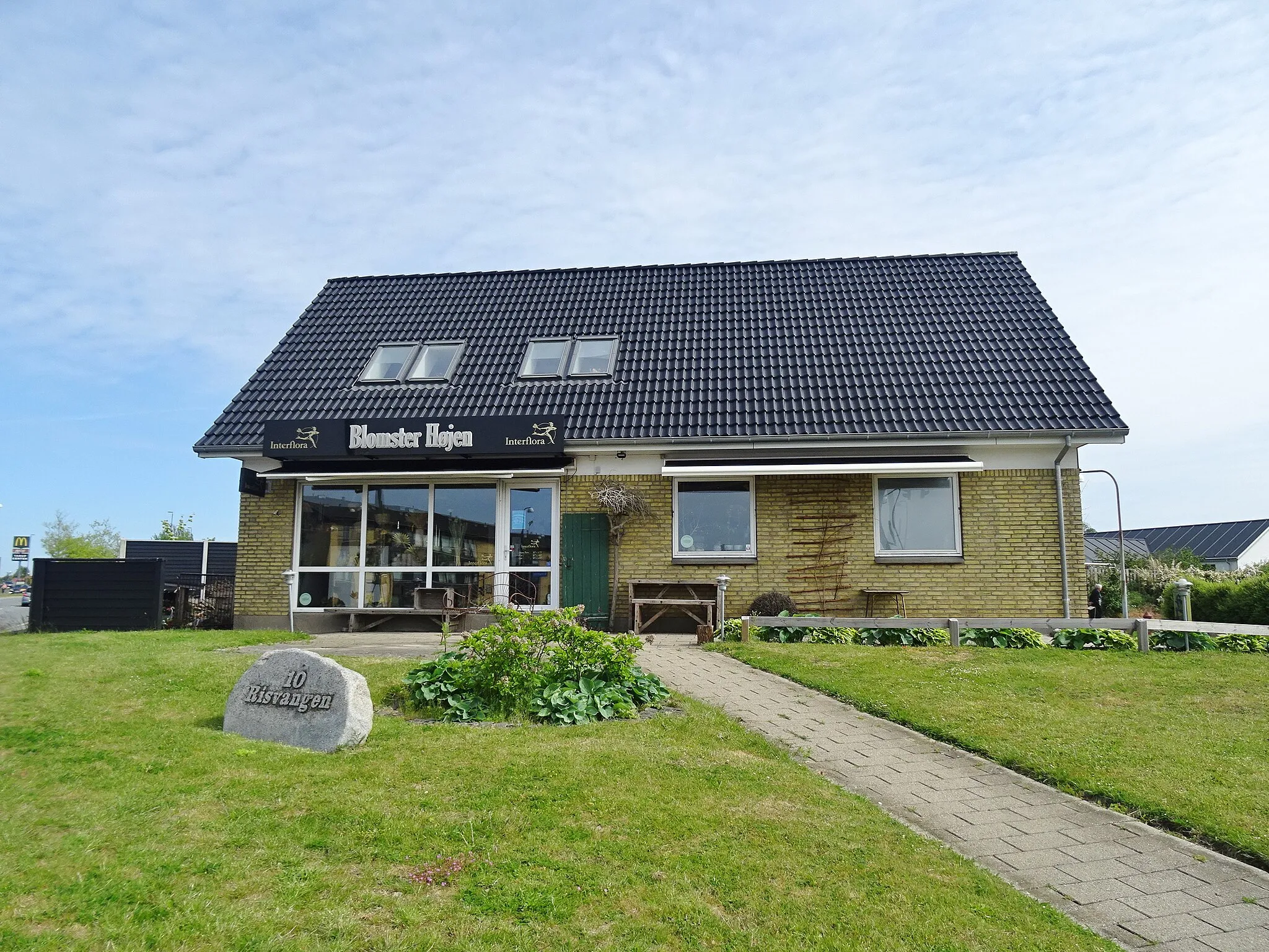 Photo showing: Flower shop at the corner of Rismarksvej and Rugårdsvej in Odense in Denmark. The access are from Risvangen on the other side of the building.