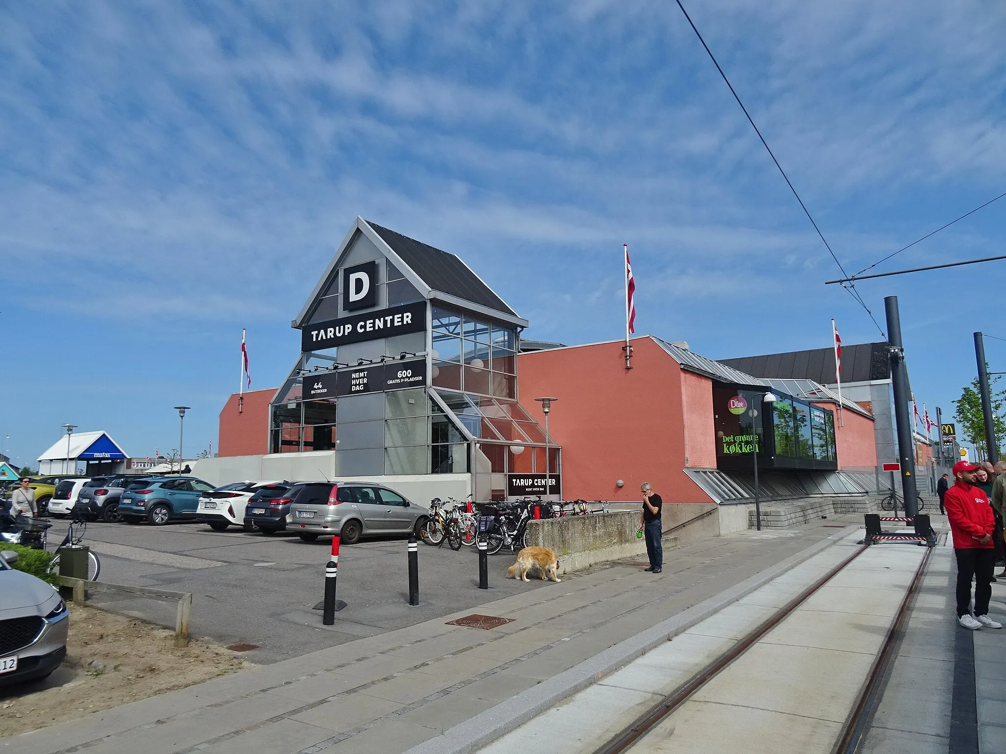 Photo showing: The shopping center Tarup Center in Odense in Denmark. The new light rail Odense Letbane ends next to it.