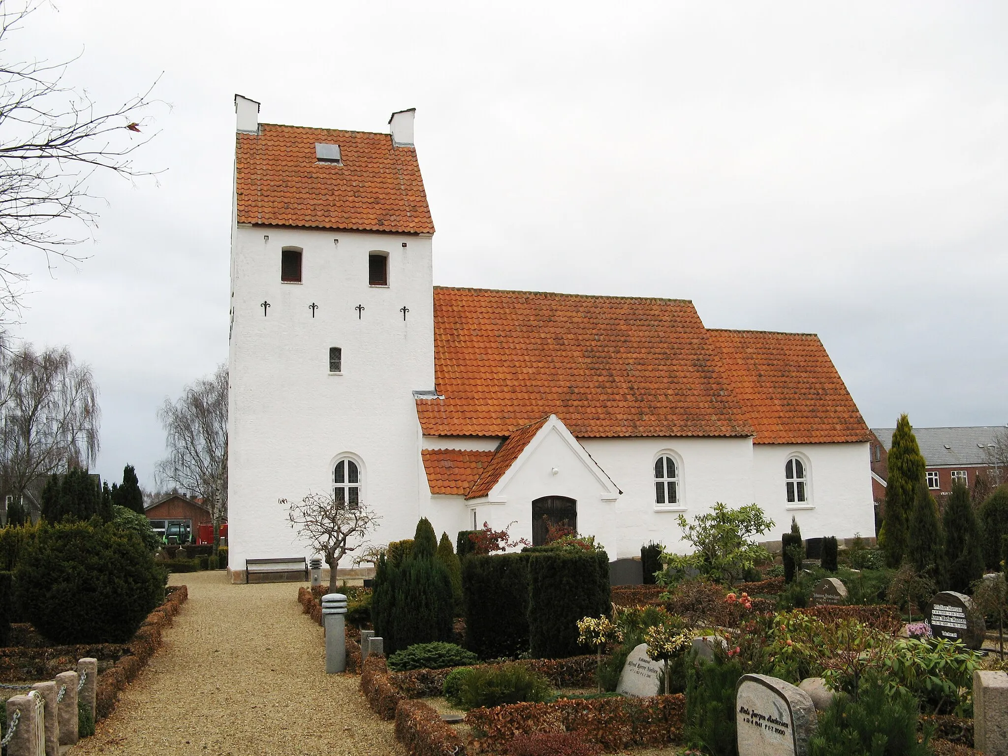 Photo showing: Vejrup kirke, Vejrup sogn, Esbjerg kommune (former: Gørding Herred, Ribe Amt). Kirken set fra syd