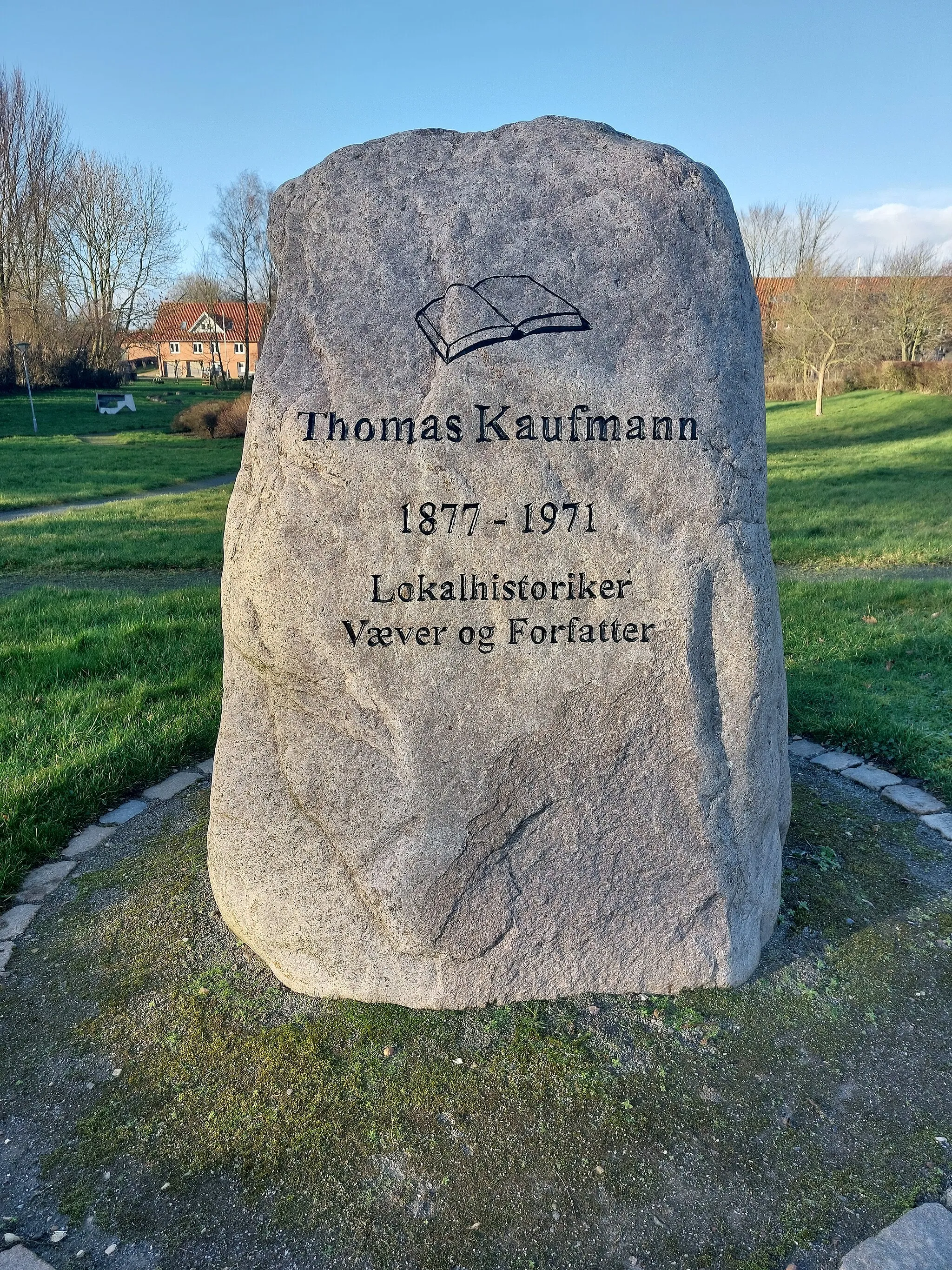 Photo showing: Mindesten for lokalhistorikeren og væveren Thomas Kaufmann (1877-1971) i parken i Bovrup