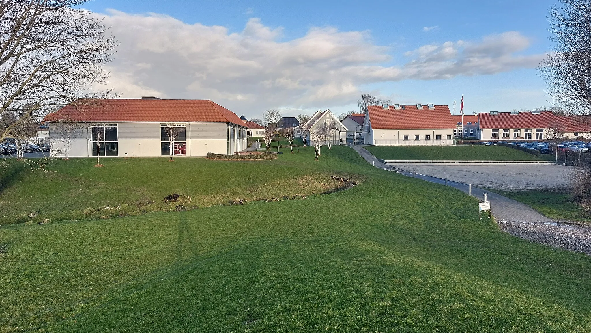 Photo showing: Sundeved Efterskole set fra sportspladsen. Til venstre ses springcentret