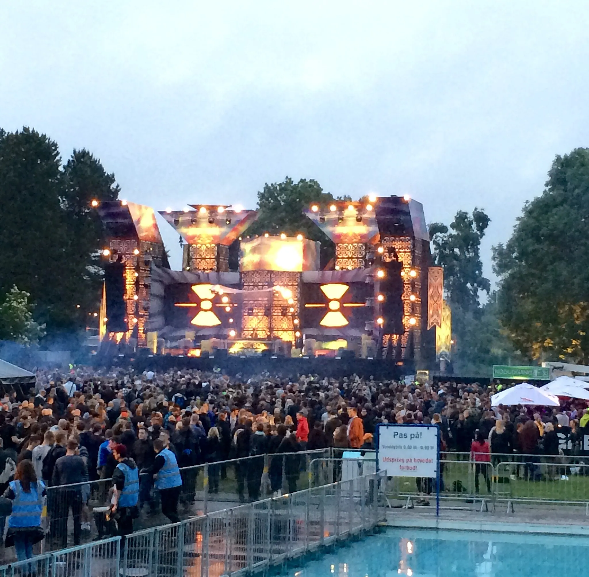 Photo showing: MagicBox-scenen i Odense Friluftsbad på Tinderbox Festival 2015