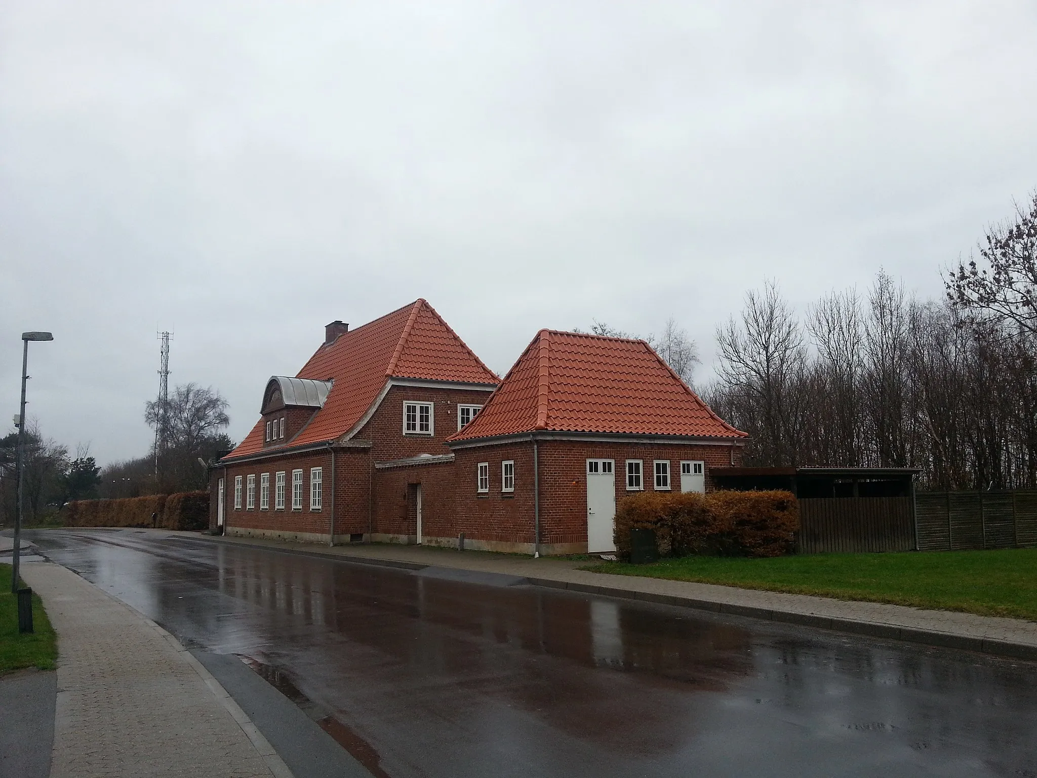 Photo showing: Gesten Station buildings. From 1017, from the now closed railway Troldhedebanen. Today a privately owned building.