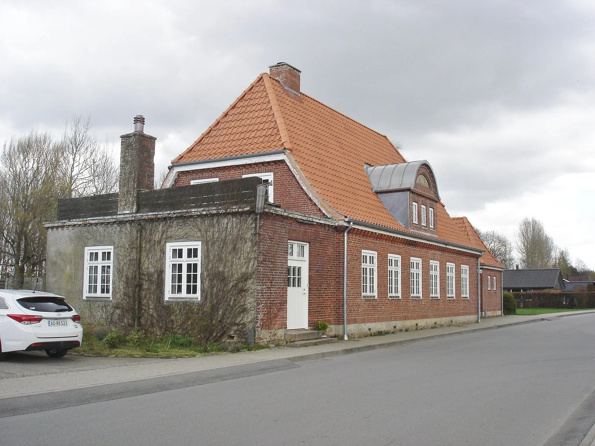 Photo showing: Gesten Station, vejsiden fra SV