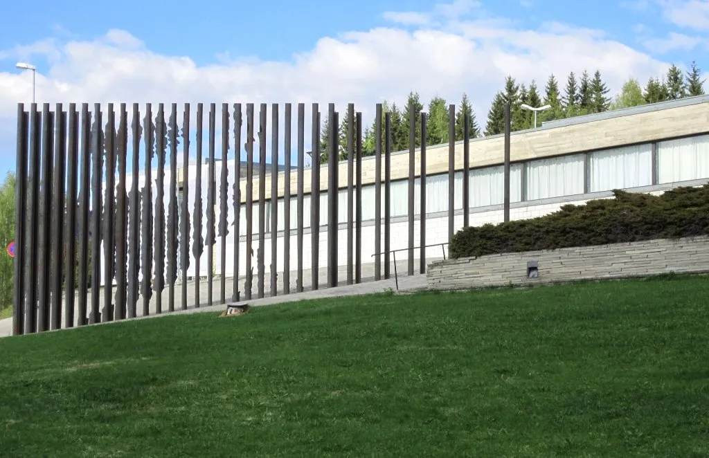 Photo showing: A depiction of Anders Sandvig next to the museum he founded