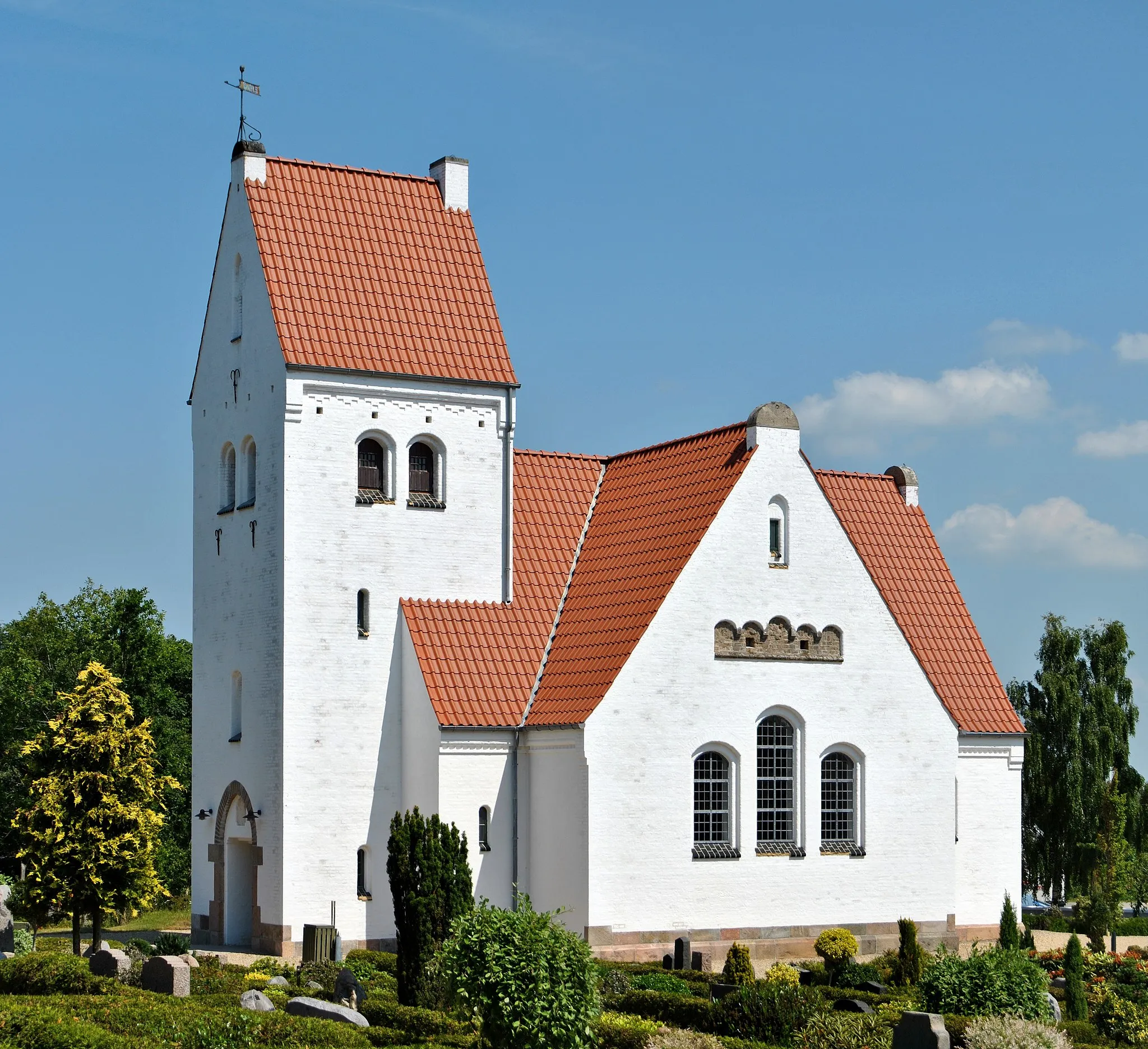 Photo showing: Lønne kirke is a small church on the sekundærrute 181 road between Nymindegab and Nørre Nebel in the Danish region of Syddanmark. The present-day building dates from 1904 and served as a replacement for an earlier church from the Middle Ages.