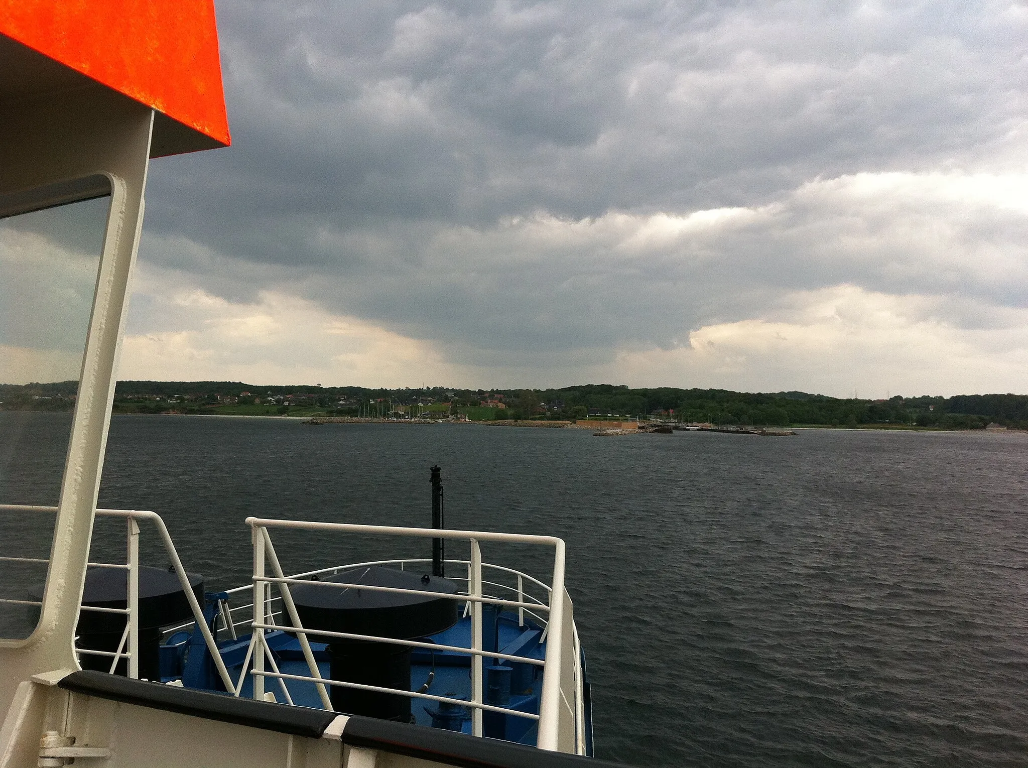 Photo showing: Med færgen på vej ind til Fynshav