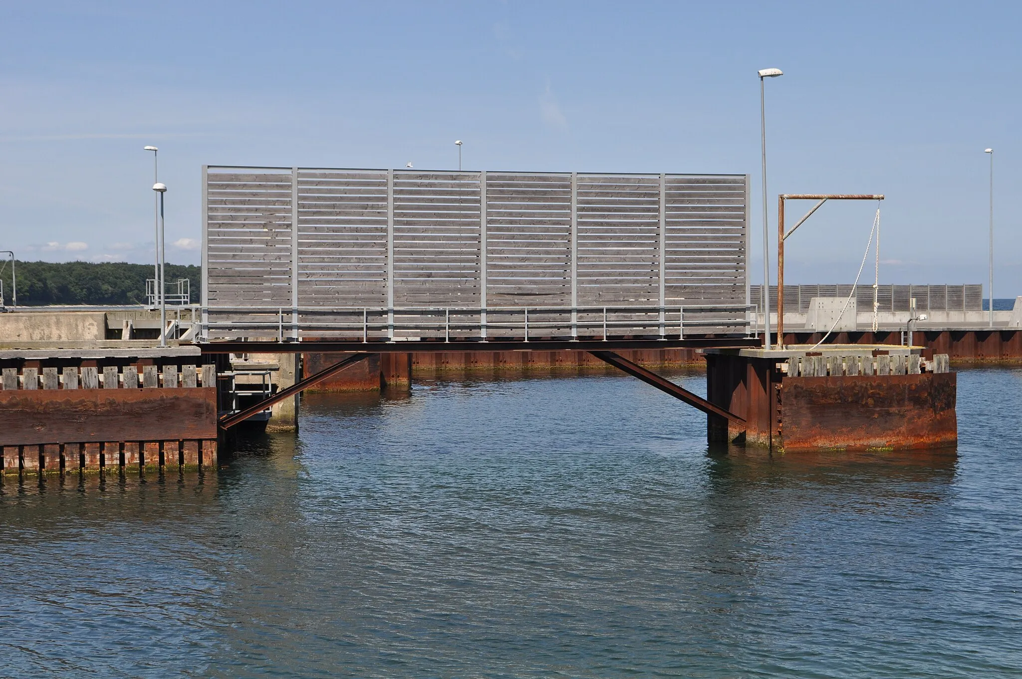 Photo showing: Wind shield in Fynshav ferry harbor.