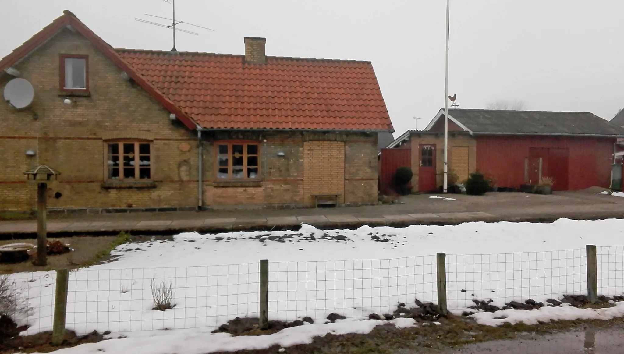 Photo showing: Fjellerup Station fra syd (sporsiden med bevaret perronkant)