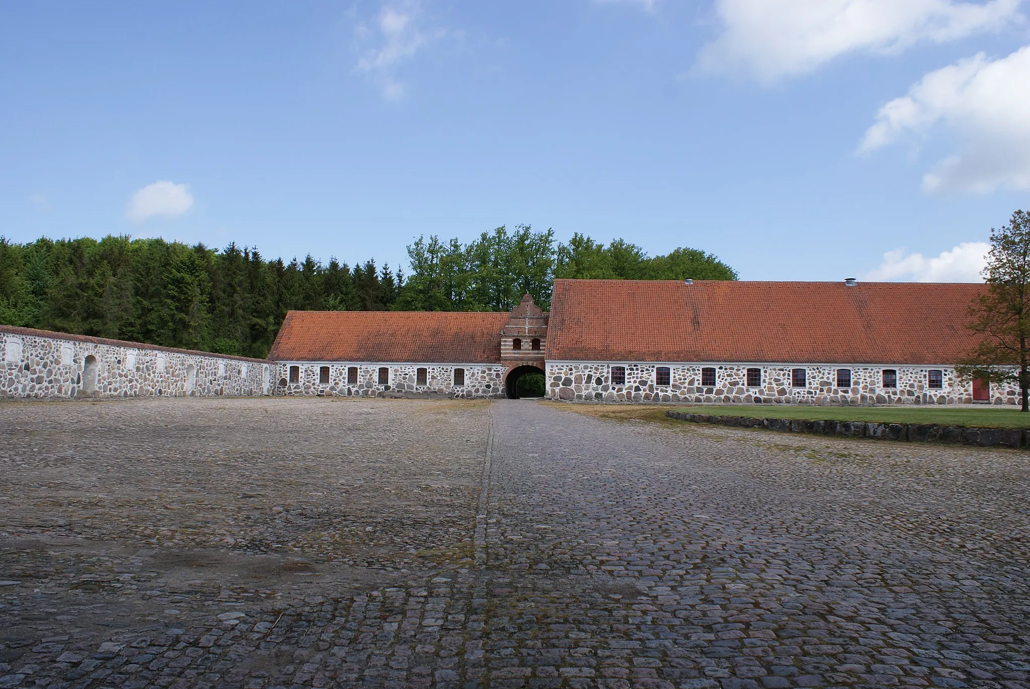 Photo showing: Hvedholm Manor, the courtyard