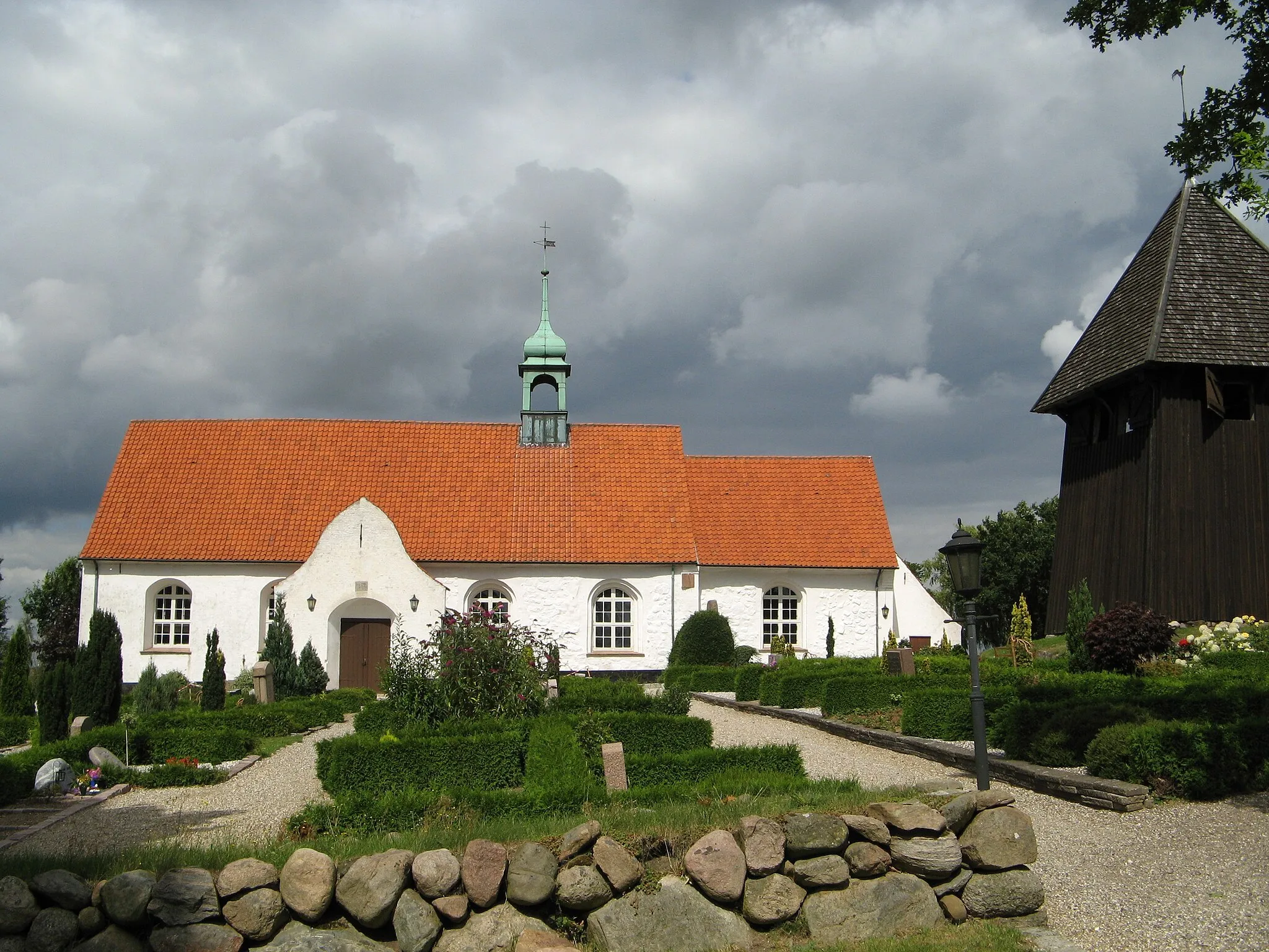 Photo showing: Svenstrup Kirke på Als med klokkehuset set fra syd