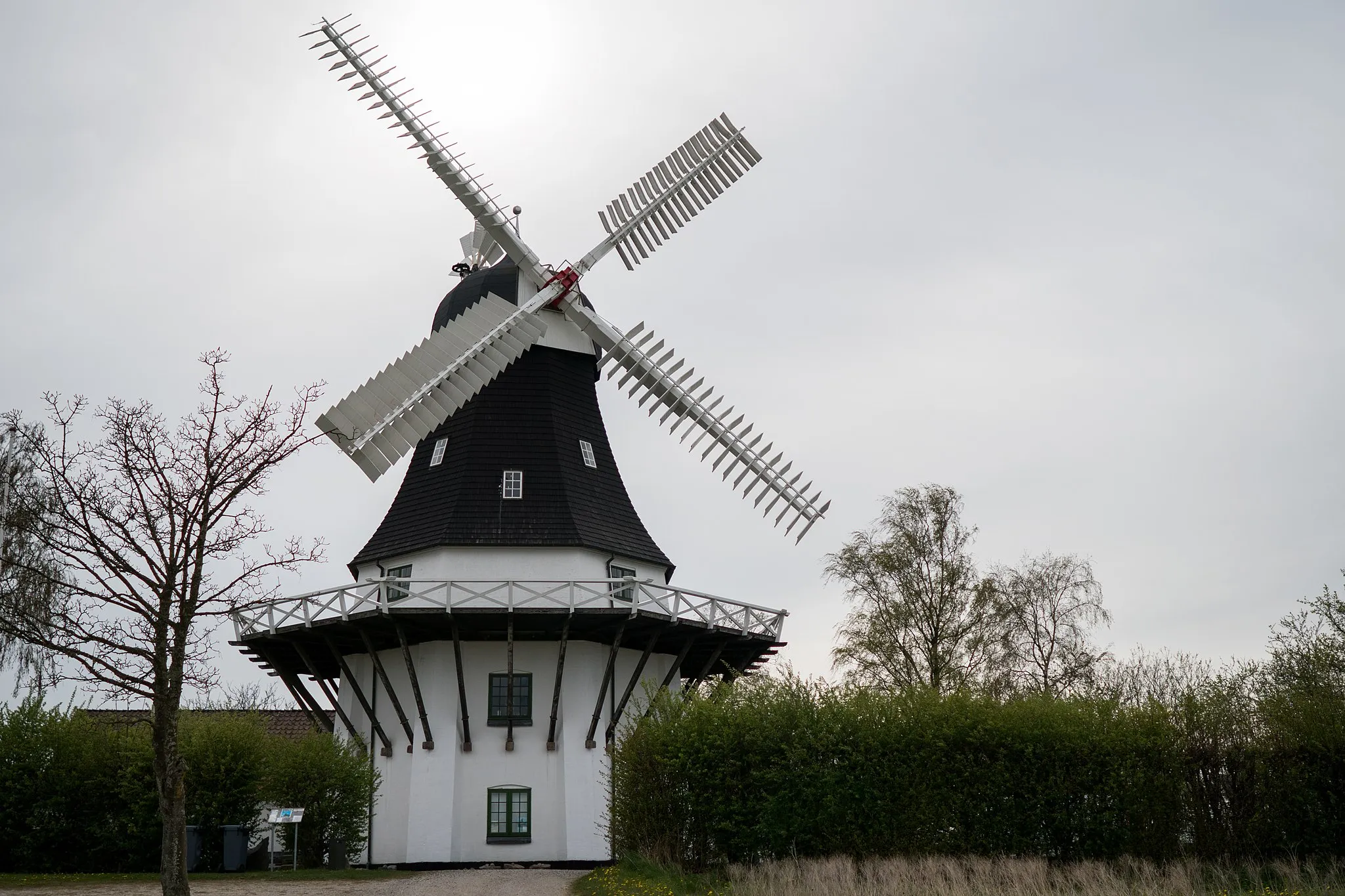 Photo showing: Egeskov Windmill in Denmark
From VisitDenmark:
The Dutch windmill Egeskov Mill 2 km from Egeskov Castle. The present mill was built in 1855. In 1952 Egeskov Mill became familiar to all Danes when the illustrator Ib Andersen used it as a motif on the new ten-kroner note, and to many people it is still known as the Ten-Kroner Mill.

www.visitdenmark.nl/nl/denmark/egeskov-mill-gdk613727