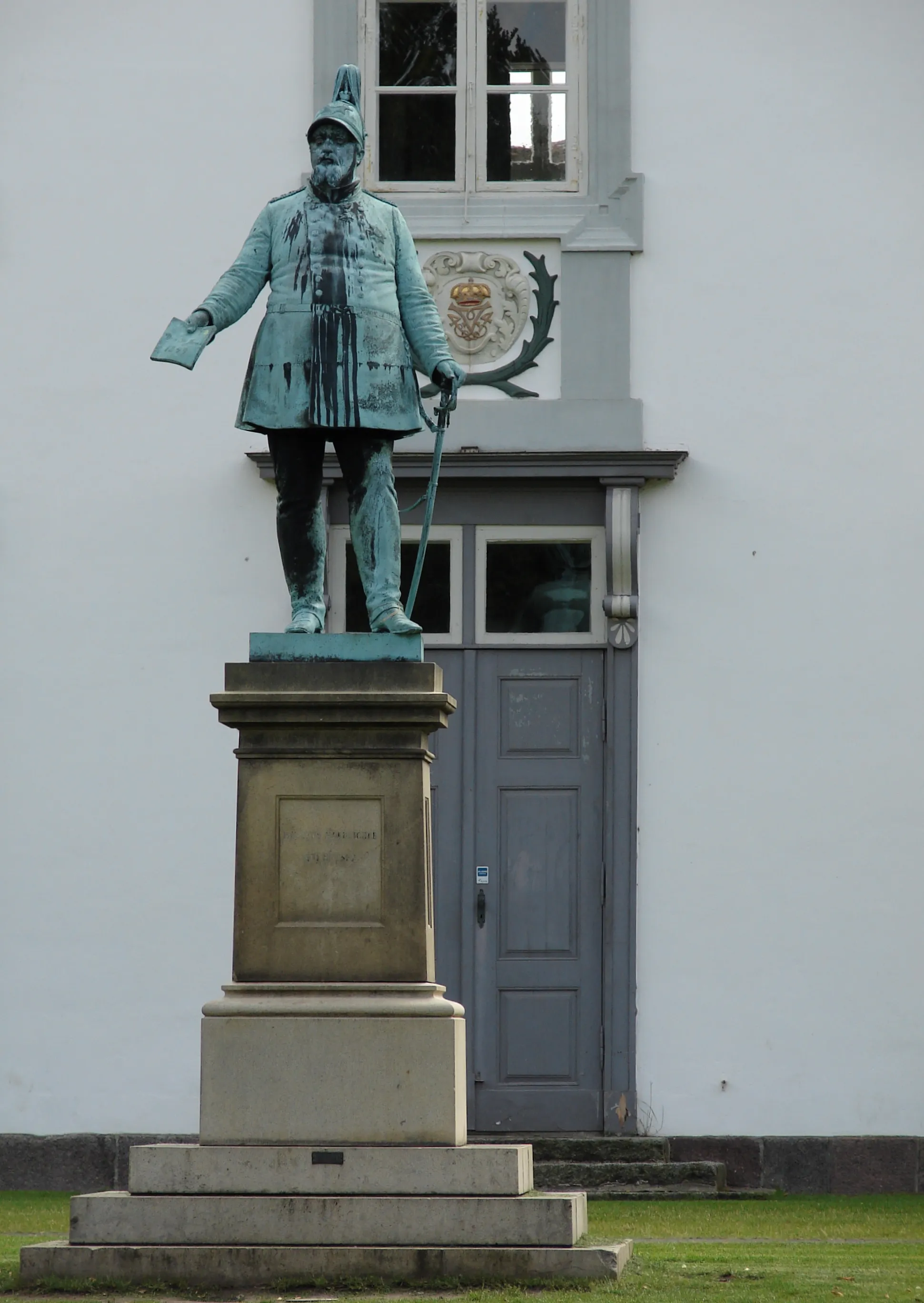 Photo showing: Statue af kong Frederik VII foran Odense Slot, Fyn, udført af Herman Vilhelm Bissen, stod oprindeligt i Flakhaven