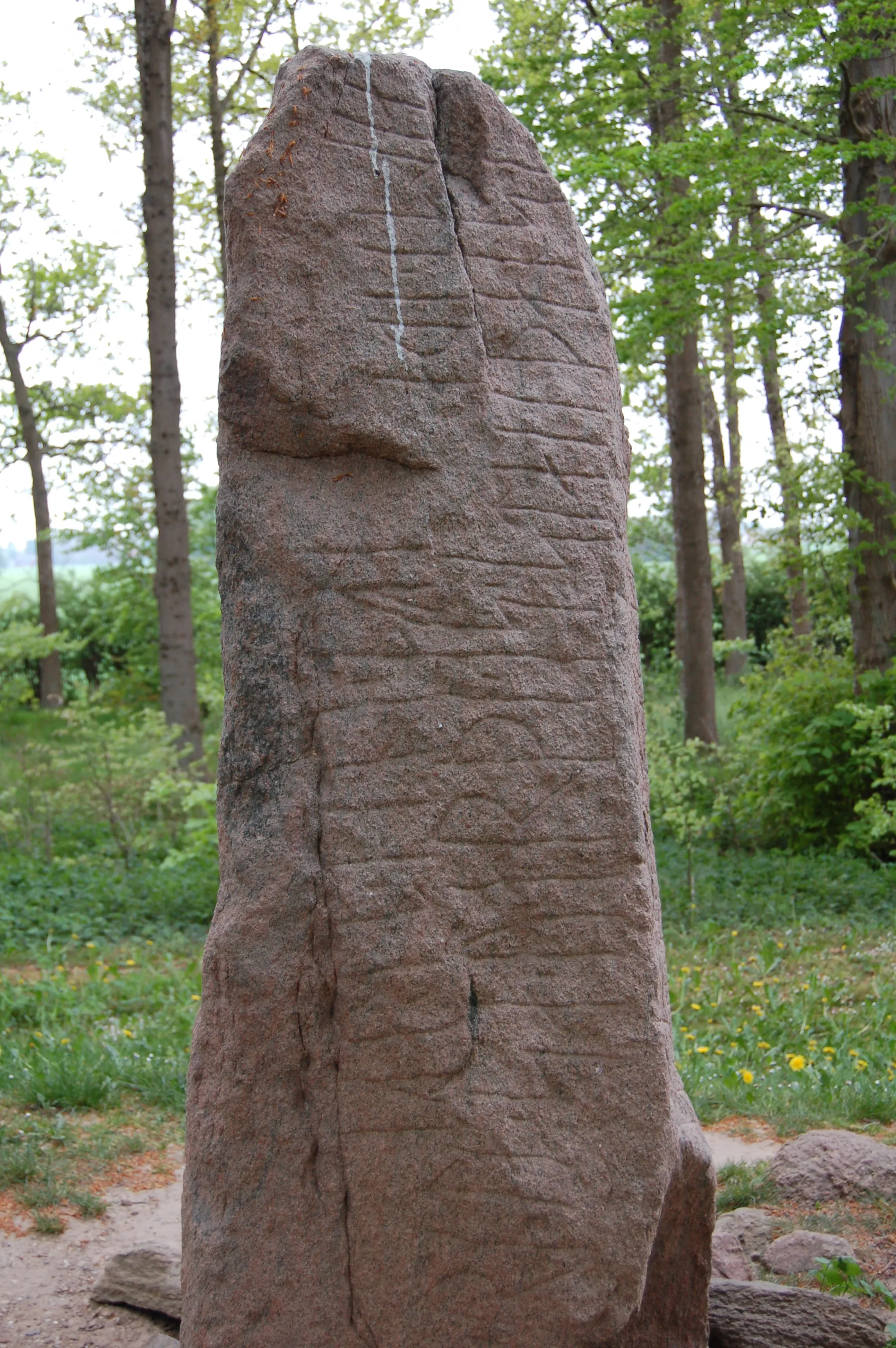 Photo showing: Photo of Glavendrup stone, a runestone in Funen, Denmark