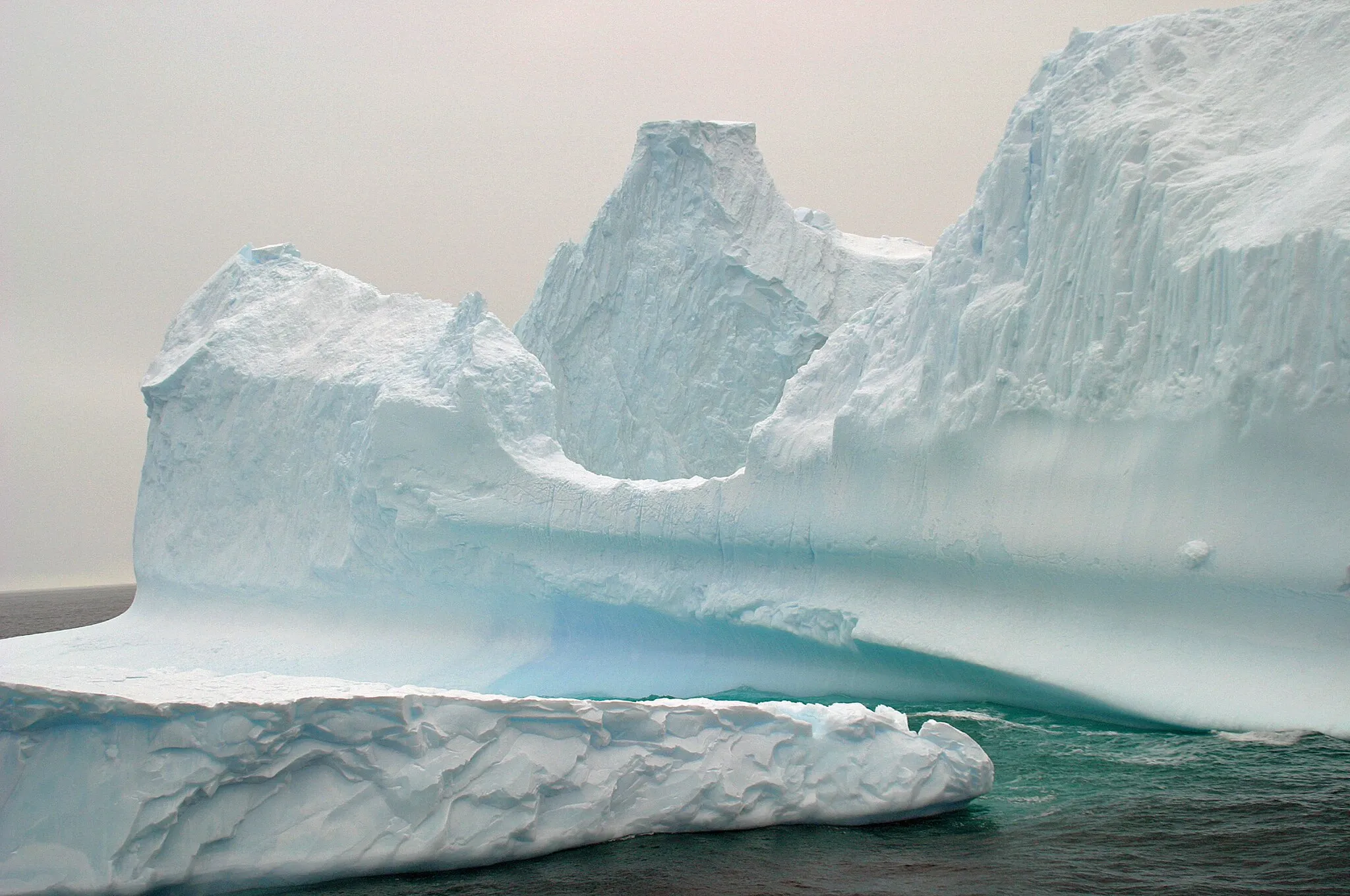 Photo showing: Icebergs in Gerlache Strait, a narrow passage between the Antarctic Peninsula and the  upstream group of islands (Palmer Archipelago).