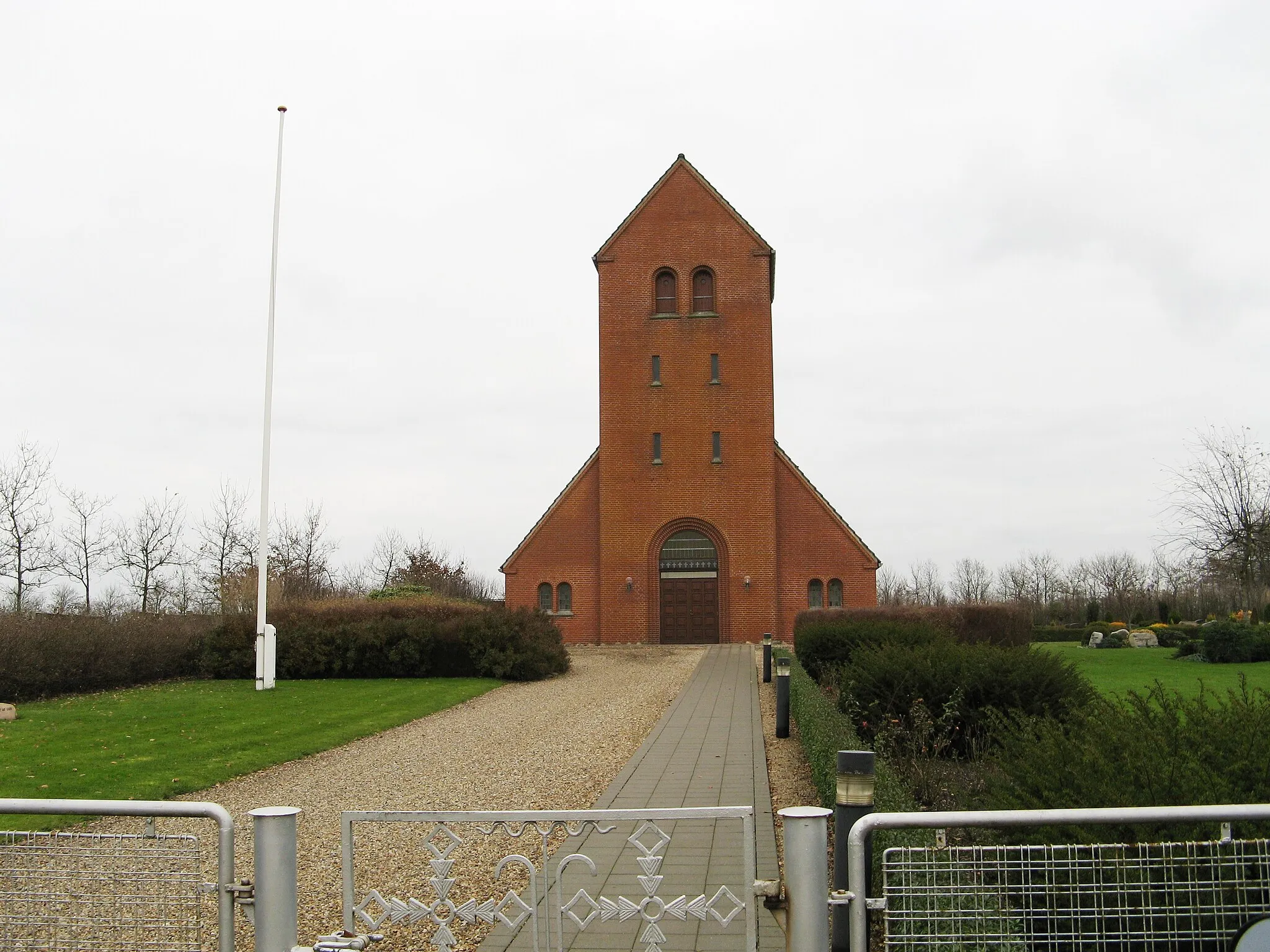 Photo showing: Rousthøje kirke, Rousthøje sogn, Varde kommune (former: Skads Herred, Ribe Amt). Kirken set fra vest