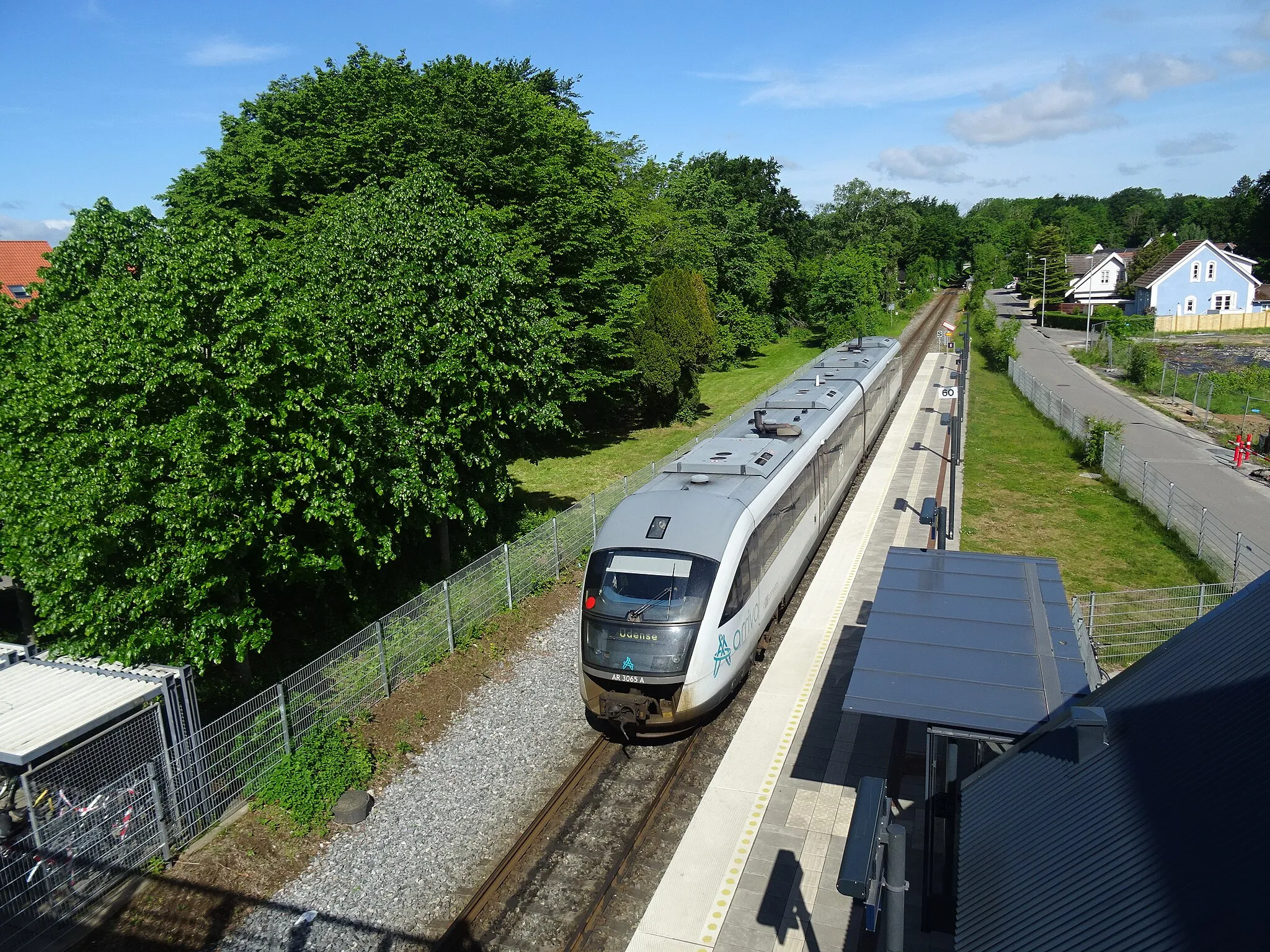Photo showing: Siemen Desiro train of Arriva at Hjallese Station on Svendborgbanen in Odense in Denmark.