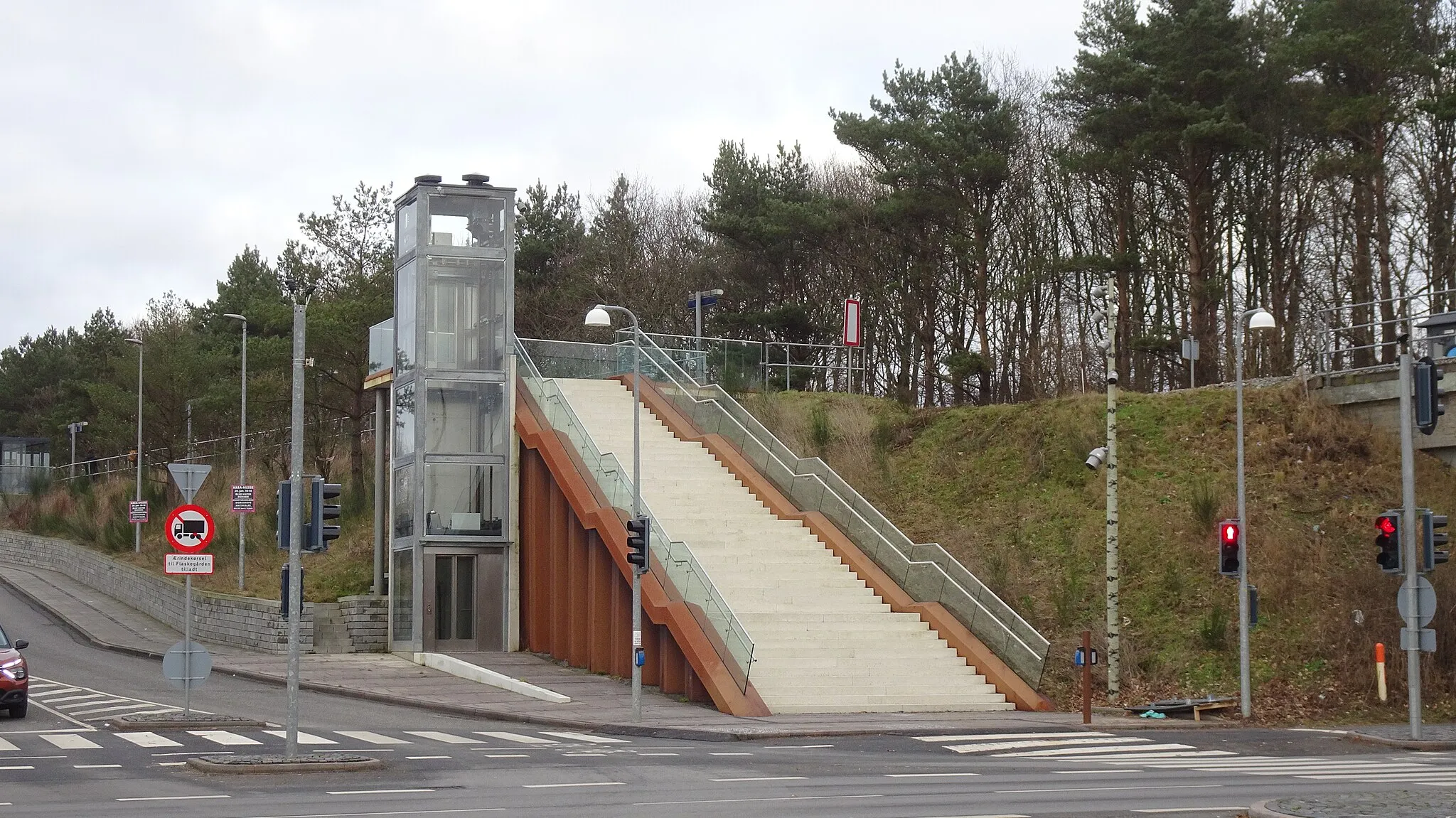 Photo showing: Stairs and Lift to Gjesing station as seen from Kjersing Ringvej. View towards Varde.