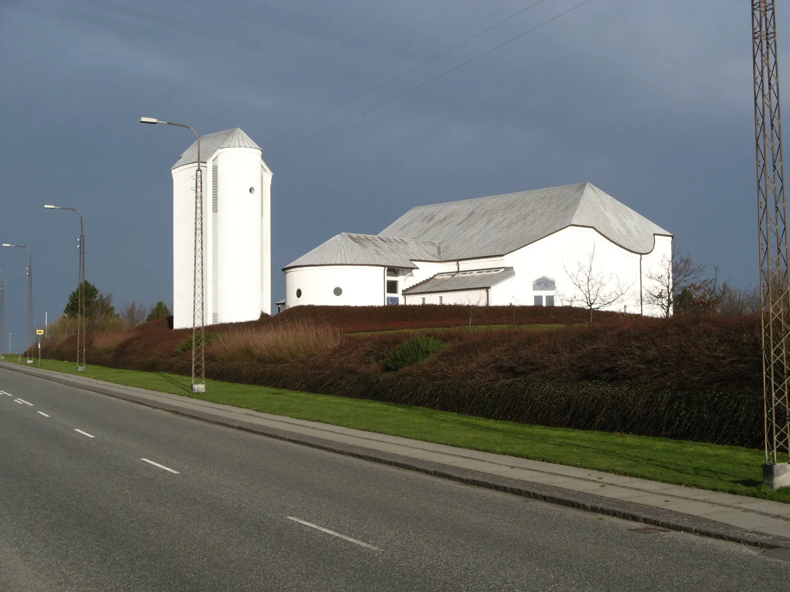 Photo showing: Hjerting Kirke, Hjerting sogn, Esbjerg kommune (former: Skads Herred, Ribe Amt). Kirken set fra nordvest